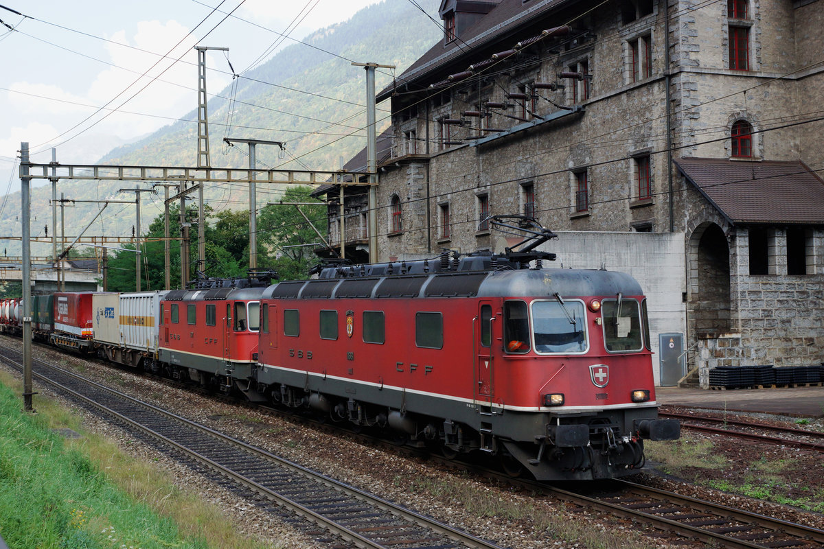 SBB: Das Unterwerk in Giornico mit einem Güterzug geführt von einer Re 10/10. Die Aufnahme stammt vom 13. September 2016.
Foto: Walter Ruetsch