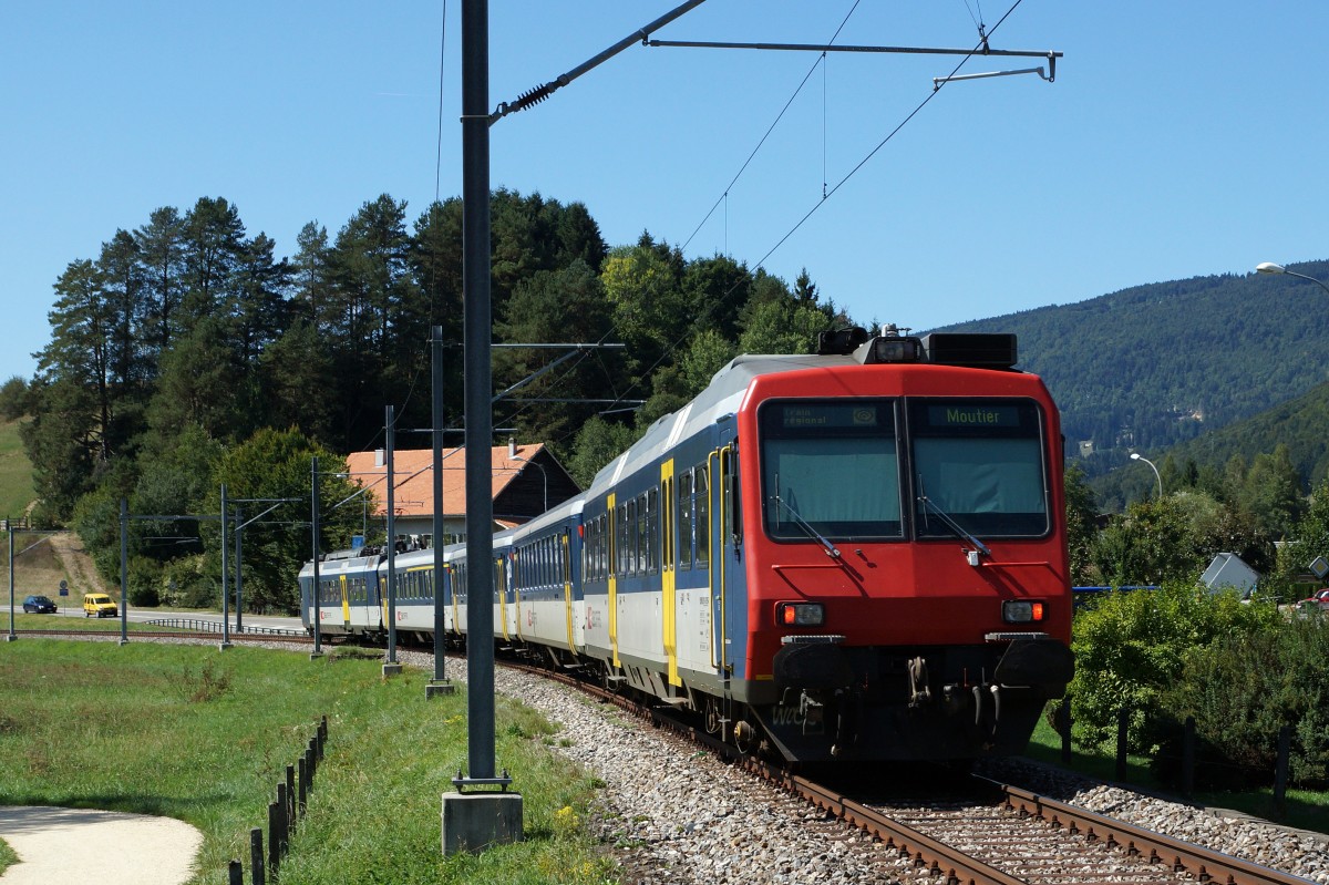SBB: Der traditionelle Chaindon-Mark Reconvilier im Berner Jura wurde auch dieses Jahr wiederum von mehreren 10'000 Personen besucht. Da der Markt bestens von der Bahn erschlossen wird, reisten viele Marktbesucher aus den Agglomerationen Biel und Moutier mit der Bahn an. F�nfteiliger NPZ  KOLIBRI  mit dem RBDe 562 003-4 bei Court auf der Fahrt nach Sonceboz Sombeval am 7. September 2015. Die R�ckfahrt nach Moutier ist auf der R�ckseite des Zuges bereits angeschrieben! Die KOLIBRIS sind w�hrend den letzten Jahren sehr selten geworden, da sie im Regionalverkehr durch DOMINOS und FLIRTS von Stadler verdr�ngt wurden und auf dieser Strecke verkehren normalerweise nur noch rote RABe 526 Stadler GTW (ehemals RM/BLS).
Foto: Walter Ruetsch  