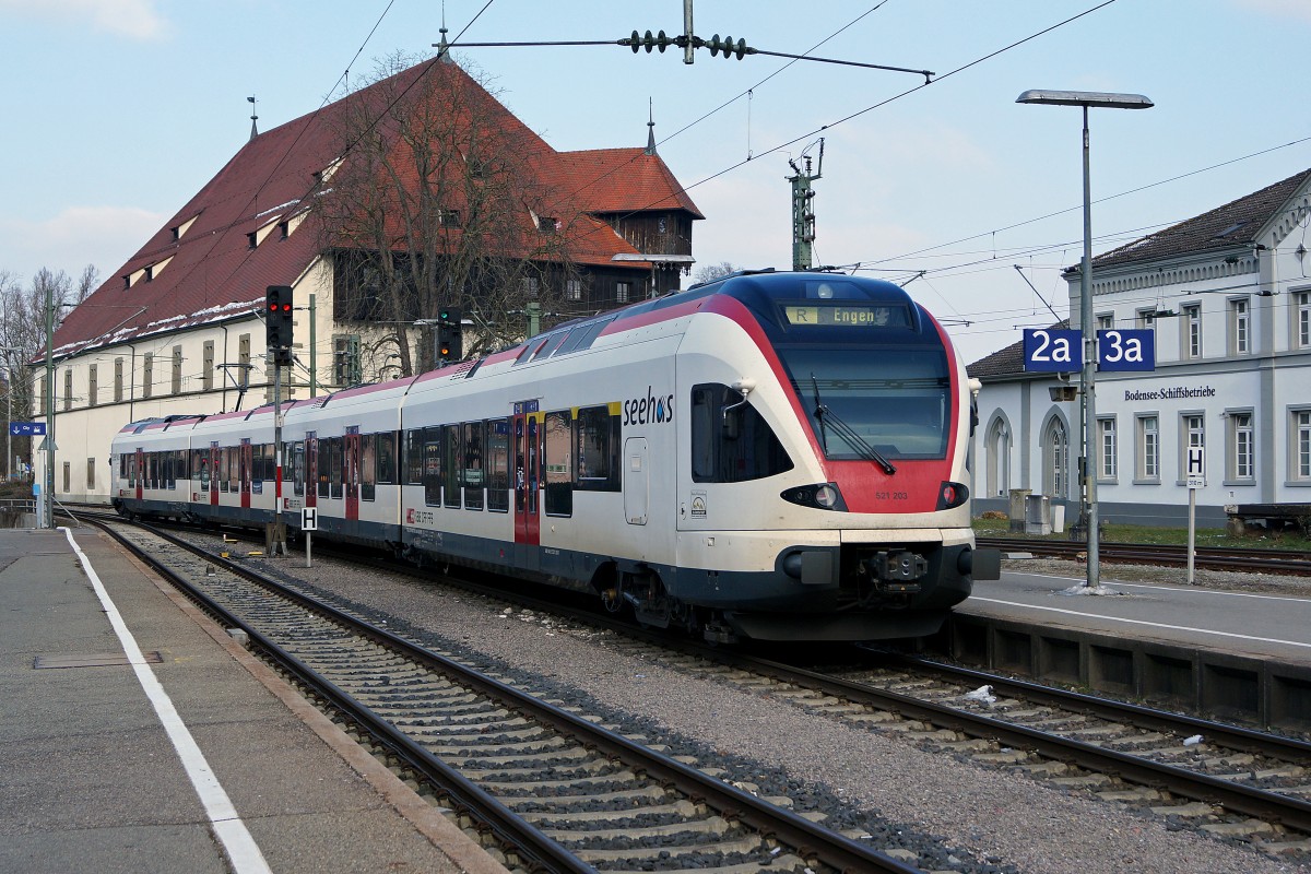 SBB: Flirt RABe 526  Seehas  in Konstanz am 7. Februar 2015. Die Eisenbahnfotografen aus der Schweiz (ich war der Einzige) waren an diesem Samstag gegen�ber den Schweizer Einkaufstouristen in der Minderzahl.
Foto: Walter Ruetsch  