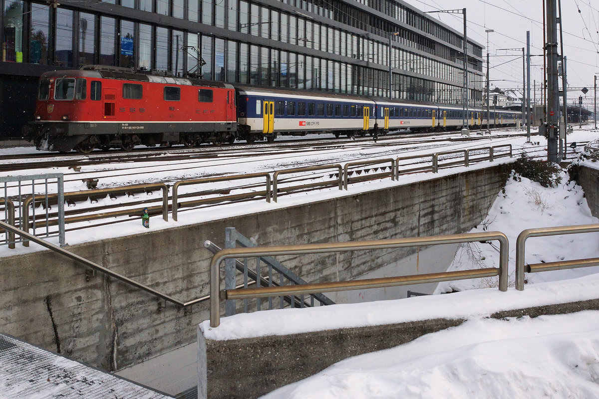 SBB: Meine zufällige Beobachtung des 18. Januar 2017 vom Auto aus anlässlich einer Durchfahrt beim Bahnhof Solothurn HB. Nach einem Nothalt auf dem PTT-Parkplatz waren diese Aufnahmen eines Dispopendels mit Re 4/4 II (erste Serie) an beiden Enden im letzten Moment entstanden. Ich erwischte die Zugsspitze mit der Re 420 143-0 sowie der Nachschuss mit der Re 420 125-7. Werden neu die Dispopendel mit zwei Re 4/4 geführt? Eigentlich könnte es möglich sein wegen dem grossen Loküberschuss.
Foto: Walter Ruetsch