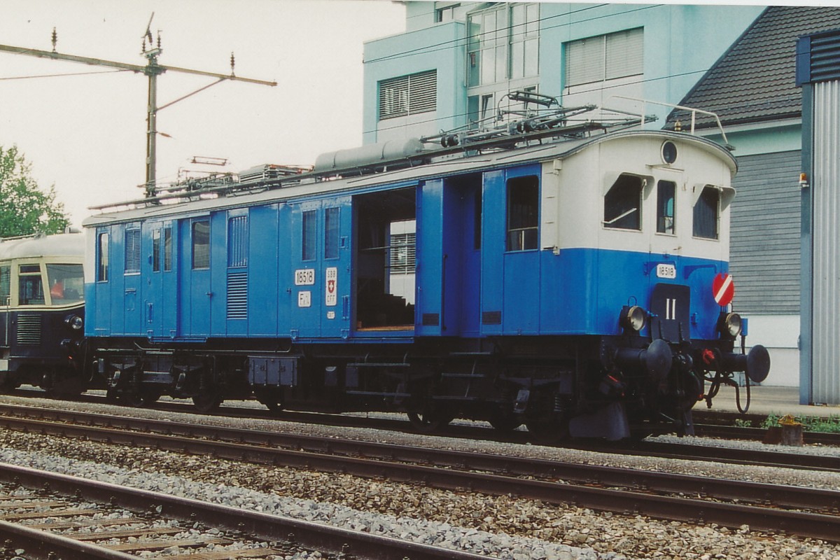 SBB/VHS: Wegen Umbauarbeiten des Verkehrshauses Luzern wurden im Jahre 2003 die Ae 8/14 11852 (1940), der BN Be 2/4 722 und der De 4/4 18518 (1928) in das Depot Olten ausgelagert. Die Ueberfuhr Luzern-Olten erfolgte mit einer Re 4/4 ||.
Foto: Walter Ruetsch 
