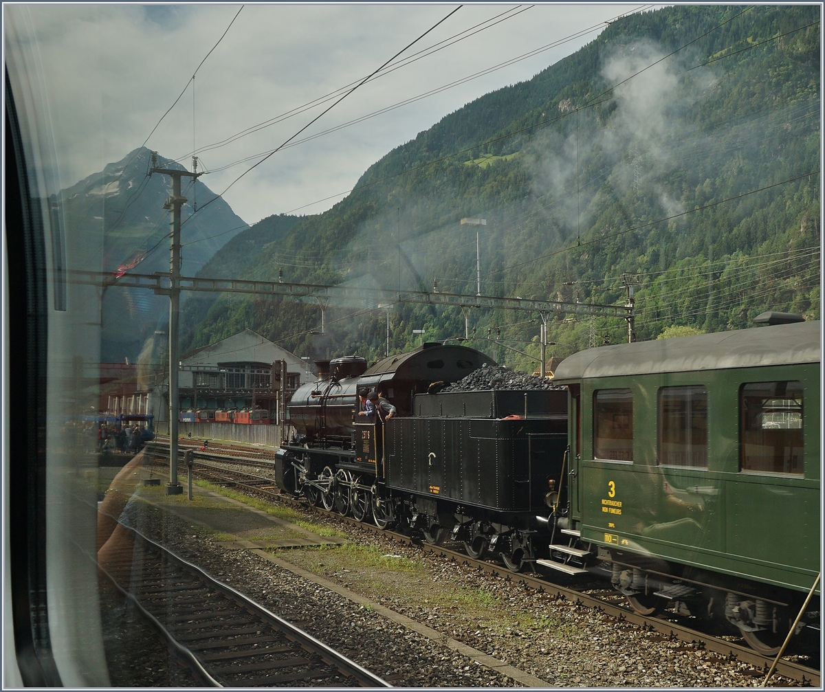 Sch�ne Aussichten, wenn auch durch den ungewollten Spiegeleffekt der Panoramascheiben etwas getr�bt: Eine Fahrt �ber den Gotthard!
Die C 5/6 2978 stellt in Erstfeld den SRF Extrazug nach Biasca bereit.
28. Juli 2016
