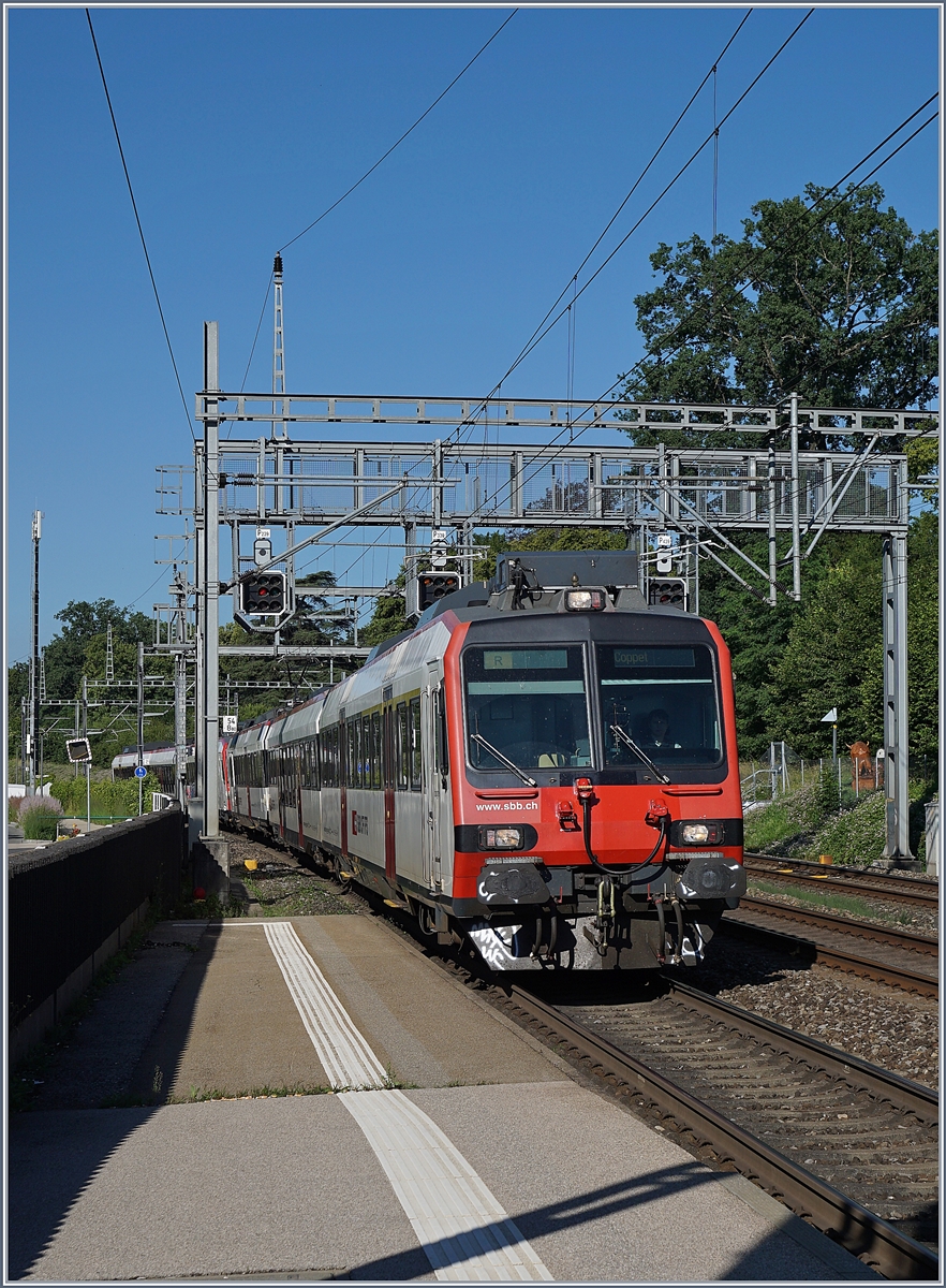 Schon vor Inbetriebnahme des Léman Express verkehrten auf dem bereits fertig gestellten Abschnitt Coppet - Lancy Pont Rouge Regionalzüge im Halbstundentakt, wobei neben SBB Flirts auch zahlreich Domino Züge zum Einsatz kamen. 

Ein SBB RBDe 560 erreicht auf dem Weg nach Coppet den Halt Genthod-Bellevue. 

19. Juni 2018