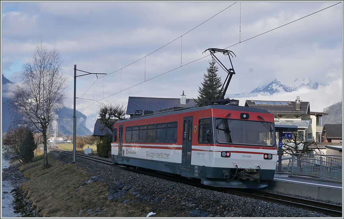 Seit dem 1. Januar hat die Zentralbahn die MIB übernommen und einige Fahrzeuge zeigen sich schon mit entsprechenden Änderungen. Im Bild zeigt sich der Be 125 008, bei der MIB als Be 4/4 8 geführt und im Innenraum mit 90 85 8470 008-6 angeschrieben ist. Der Triebwagen ist auf der Fahrt von Innertkirchen nach Meiringen und verlässt gerade die Haltestelle Aareschlucht West. 

17. Februar 2021