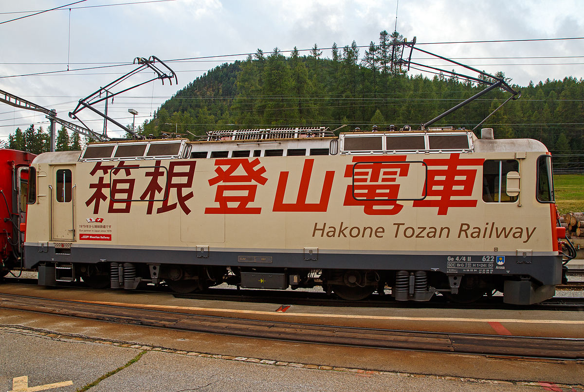 Seitenportrait der RhB Ge 4/4 II – 622 „Arosa“, sie steht am 12.09.2017, mit dem Regionalzug nach Scuol-Tarasp, im Bahnhof Pontresina zur Abfahrt bereit. 

Die Lok trägt Werbung für die Hakone Tozan Railway (Hakone Tozan Tetsudō, jap. 箱根登山鉄道). Die japanische Bahngesellschaft wurde im Jahr 1928, mit Sitz in Odawara gegründet und betreibt eine Bergbahn und eine Standseilbahn im Westen der Präfektur Kanagawa.