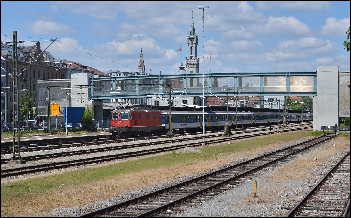 Seltener Besuch in Konstanz. Re 4/4 II 11155 f�hrt mit einem EW-II-Zug Richtung Z�rich ab. Mai 2014.