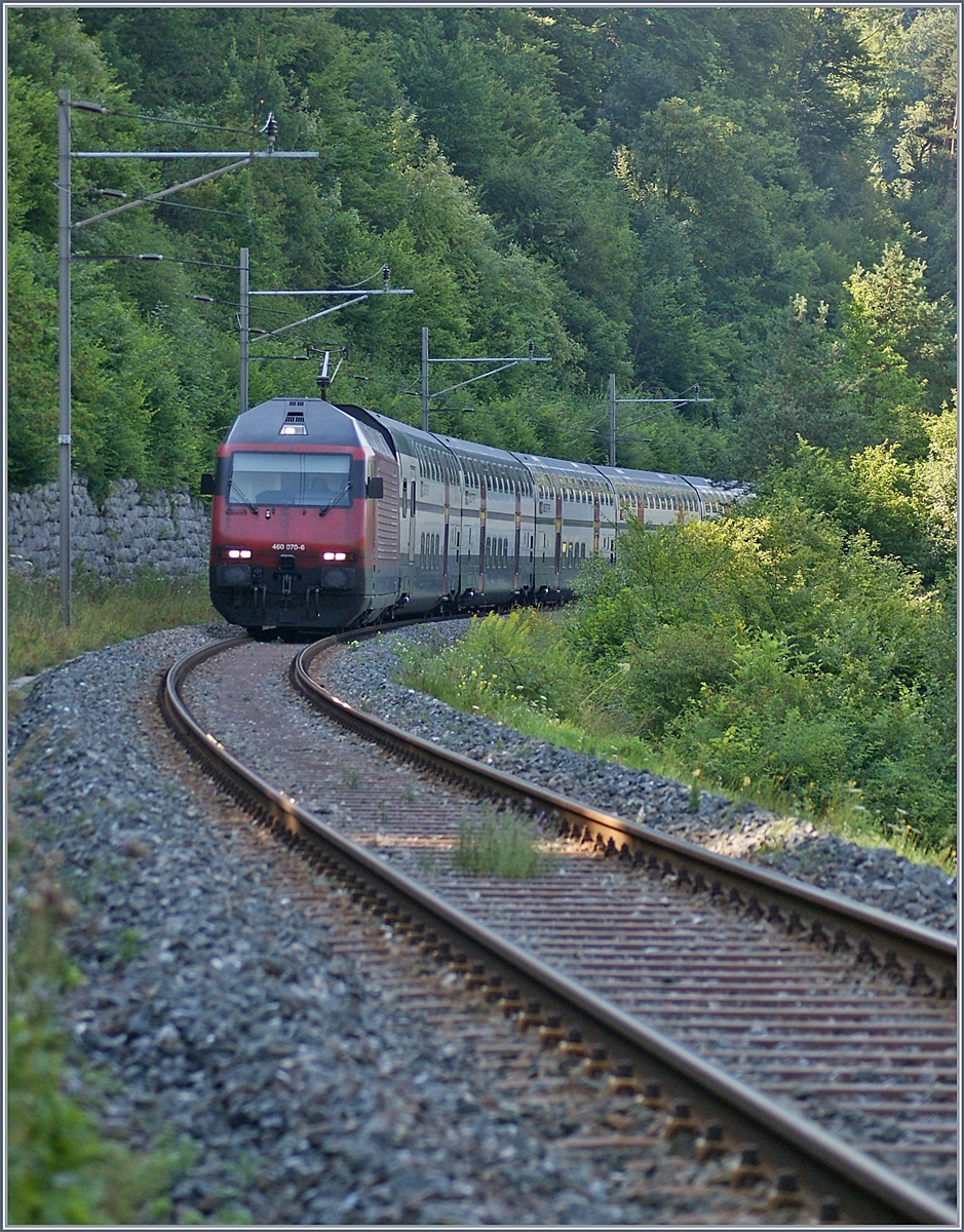 Sommerfahrplan 2018: Infolge Baustellen bedingten Kapazitätseinschränkungen auf der Strecke Olten - Basel via Tecknau, verkehrten etliche Züge praktisch ohne Fahrzeitverlust via die  Alte Hauensteinlinie  , wie hier die SBB Re 460 070-6 mit einem IC nach Basel SBB, kurz nach Rümligen. 

18. Juli 2018