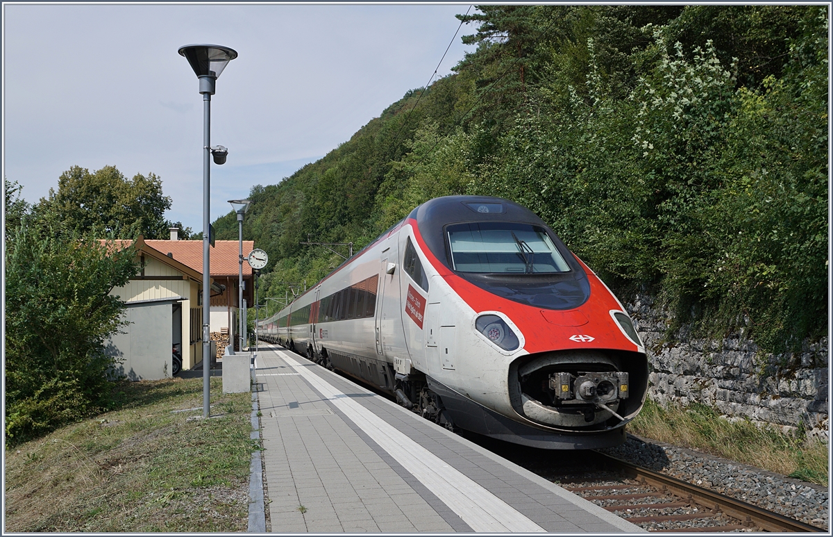 Sommerfahrplan 2018: Zwei SBB RABe 503 als EC 52 von Milano nach Basel bzw. Frankfurt bei der Durchfahrt in Rümlingen.
 7. August 2018 