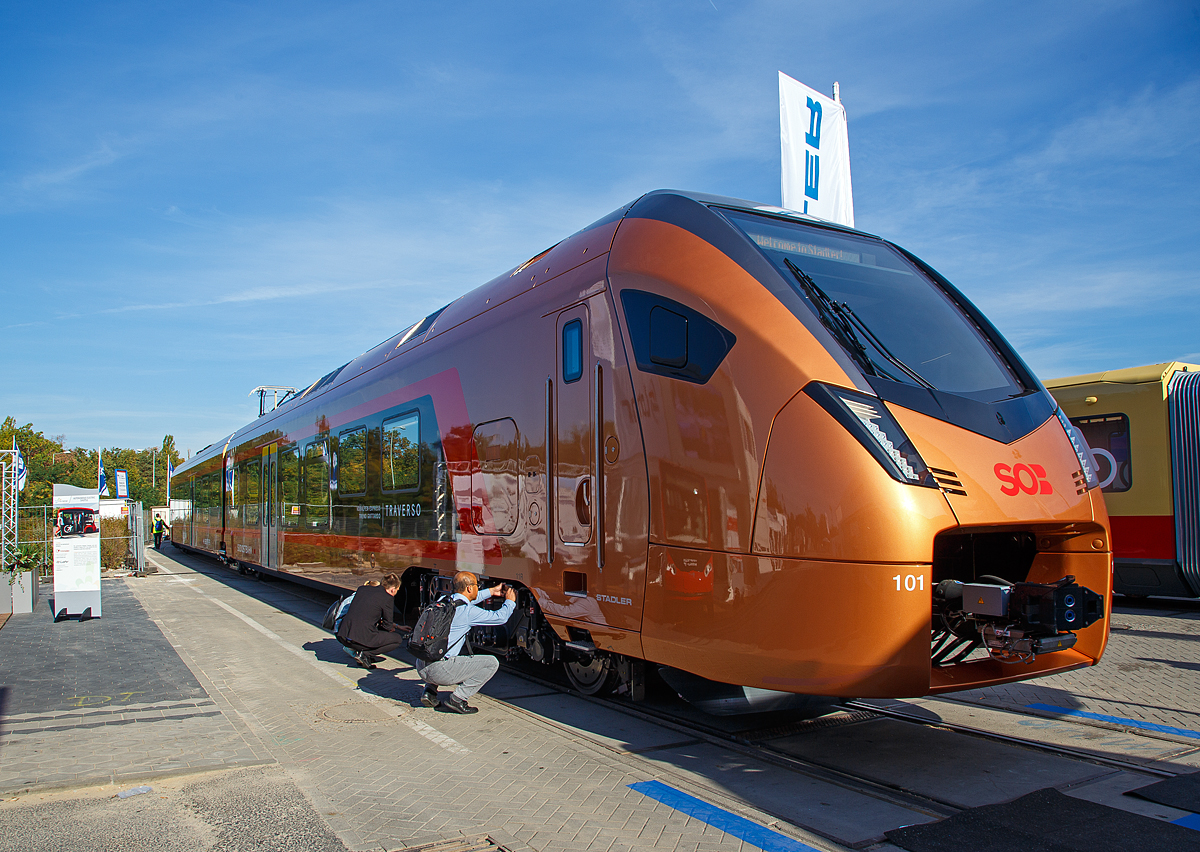 Stadler pr�sentierte auf der InnoTrans 2018 (hier 18.09.2018) in Berlin den neuen f�r die SOB (S�dostbahn) bestimmten 8-teiligen elektrischen Stadler FLIRT 3 – Traverso (94 85 7 526 101-1 CH-SOB / 201-9).

Die Traverso FLIRT 3 Triebz�ge sind f�r den Voralpen-Express und f�r den Treno Gottardo (Fernverkehr auf der Gotthard-Bergstrecke) vorgesehen, ab Dezember 2021 folg dann noch die Aare Linth (Bern–Z�rich–Chur).

Die Schweizerische S�dostbahn (SOB) hat bei Stadler 34 dieser neuen 8-teilige bzw. 4-teilige Triebz�ge bestellt. F�r den Intercityverkehr wurde der Traverso mit dem Intercity Frontdesign versehen. Die neuen Traverso weisen FLIRT-typische positive Merkmale auf: Stufenlose Eing�nge, eine gro�z�gige, �bersichtliche Innenraumgestaltung, gro�e Mehrzweckfl�chen in den Eingangsbereichen und Wagenkasten in Aluminium-Leichtbauweise, was zu deutlich tieferem Energieverbrauch und somit auch wesentlich tieferen Energiekosten f�hrt. Besonderes Augenmerk wurde auf die innovative Fahrwerkstechnik gelegt, die f�r verschlei�armen Betrieb auf dem kurvenreichen Streckennetz der SOB sorgt. Die Formgebung der Deckenelemente f�hren im Zusammenspiel mit dem Beleuchtungskonzept zu einer au�ergew�hnlich hochwertigen Erscheinung des Interieurs.

Die Bed�rfnisse der unterschiedlichen Benutzergruppen Pendler, Touristen und Wochenendausfl�gler, wurden bei der Entwicklung ber�cksichtigt: Pendler finden Raum, wo sie in Ruhe arbeiten k�nnen. Touristen und Wochenendausfl�gler genie�en die fantastische Aussicht aus den Panoramafenstern, k�nnen Skier und Fahrr�der deponieren und sich in den zwei Cateringzonen verpflegen. F�r Familien steht ein eigener Familienbereich zur Verf�gung.

Die Traverso FLIRT 3 besitzen automatische Kupplungen  und verf�gen �ber eine Vielfachsteuerung mit 3 Z�gen. Sie haben luftgefederte Trieb- und Laufdrehgestelle. Die Triebz�ge haben einen passagierfreundlichen Innenraum mit individueller Gestaltungsm�glichkeit und voll Durchg�ngigkeit des Passagierraums. Sie besitzen 8 Einstiegst�ren bei den 8-teiligen Fahrzeugen bzw. 4 Einstiegt�ren beim 4-teiligen Zug pro Seite f�r schnellen Fahrgastwechsel.

TECHNISCHE DATEN der 8-Teiler, (in Klammern der 4-Teiler):
Spurweite: 	1.435 mm (Normalspur)
Achsanordnung: Bo'2'2'2Bo' + Bo'2'2'2 Bo'   /   (Bo'2'2'2 Bo')
L�nge �ber Kupplung: 150.200 mm   /   (77.100 mm)
Fahrzeugbreite: 2.820 mm 
Fahrzeugh�he: 4.120 mm 
Achsabstand im Drehgestell: 2.700 mm 
Triebraddurchmesser, neu:  870 mm 
Laufraddurchmesser, neu: 760 mm 
Fu�bodenh�he Niederflur am Einstieg: 600 mm 
Fu�bodenh�he Hochflur: 1.145 mm 
Einstiegbreite: 1.300 mm
Dauerleistung am Rad: 4.000 kW   /   (2.000 kW)
Max Leistung am Rad: 5.200 kW   /   (2.600 kW)
Anfahrzugskraft bis 47km/h: 400 kN   /   (200 kN)
Anfahrbeschleunigung: 1,1 m/s� 
H�chstgeschwindigkeit:160 km/h
Sitzpl�tze: 359   /   (197)
Klappsitze: 21   /   (10)
Stehpl�tze bei 4 Pers./m�: 485   /   (225)
Speisespannung: 15 kV AC, 16.7 Hz
