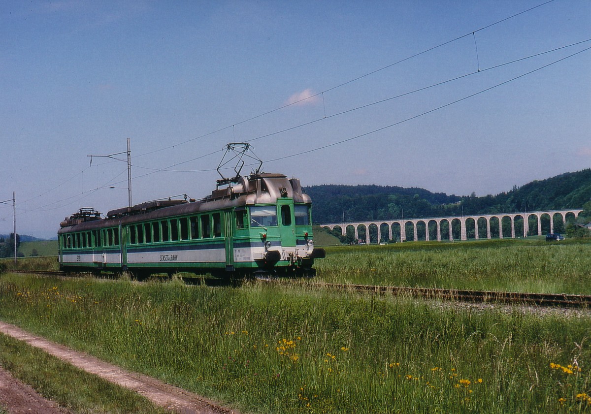 STB/BLS/BN: Der ehemalige  BLAUE PFEIL  in Einsatz auf der Sensetalbahn. Die Aufnahme ist im Oktober 1995 auf dem seit Jahren stillgelegten Streckenabschnitt Laupen-Gümmenen entstanden vor der Kulisse des Gümmenenviadukts der ehmaligen BN.
Foto: Walter Ruetsch