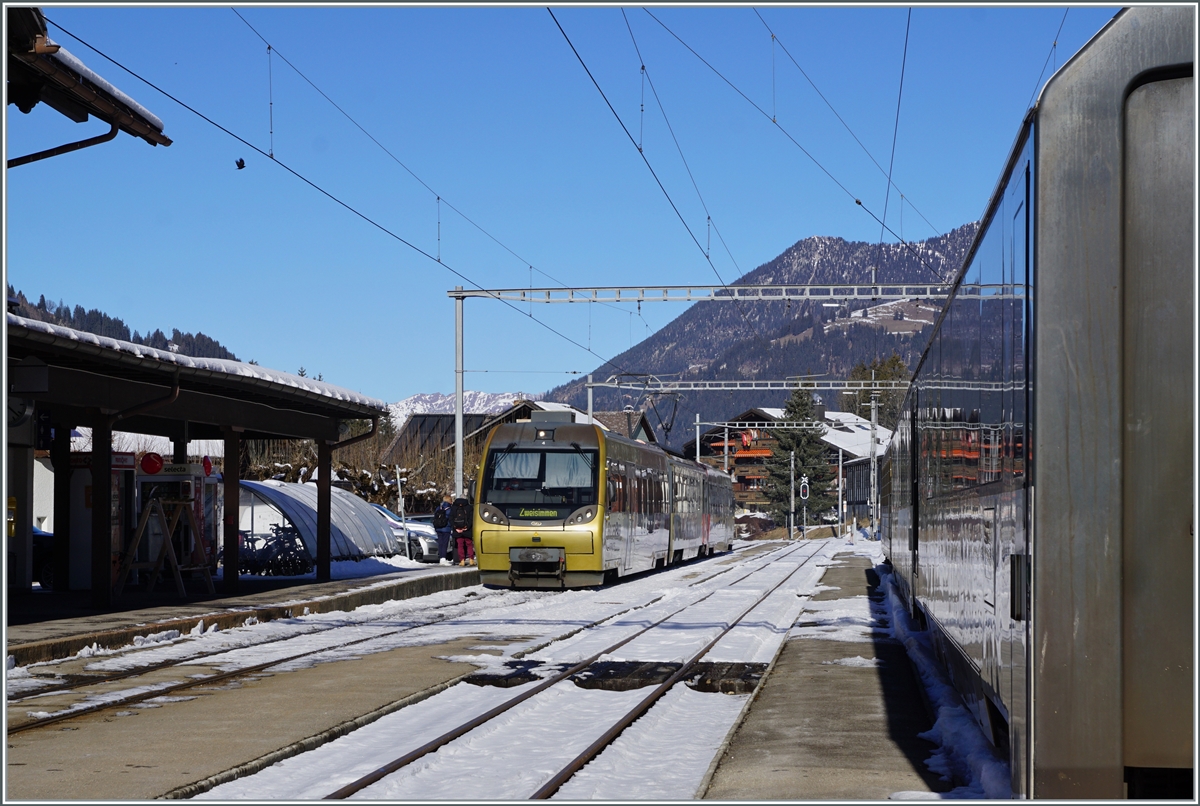 The MOB ABt 344 - Be 4/4 5004 - Bt 244 (->  Lenkerpendel ) erreicht von Zweisimmen kommend sein Ziel Lenk im Simmental. 

25. Jan. 2022 