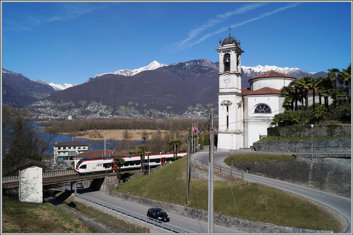 TILO Flirt auf der Strecke Caddenanzzo - Luino bei Magadino. 
19. M�rz 2014