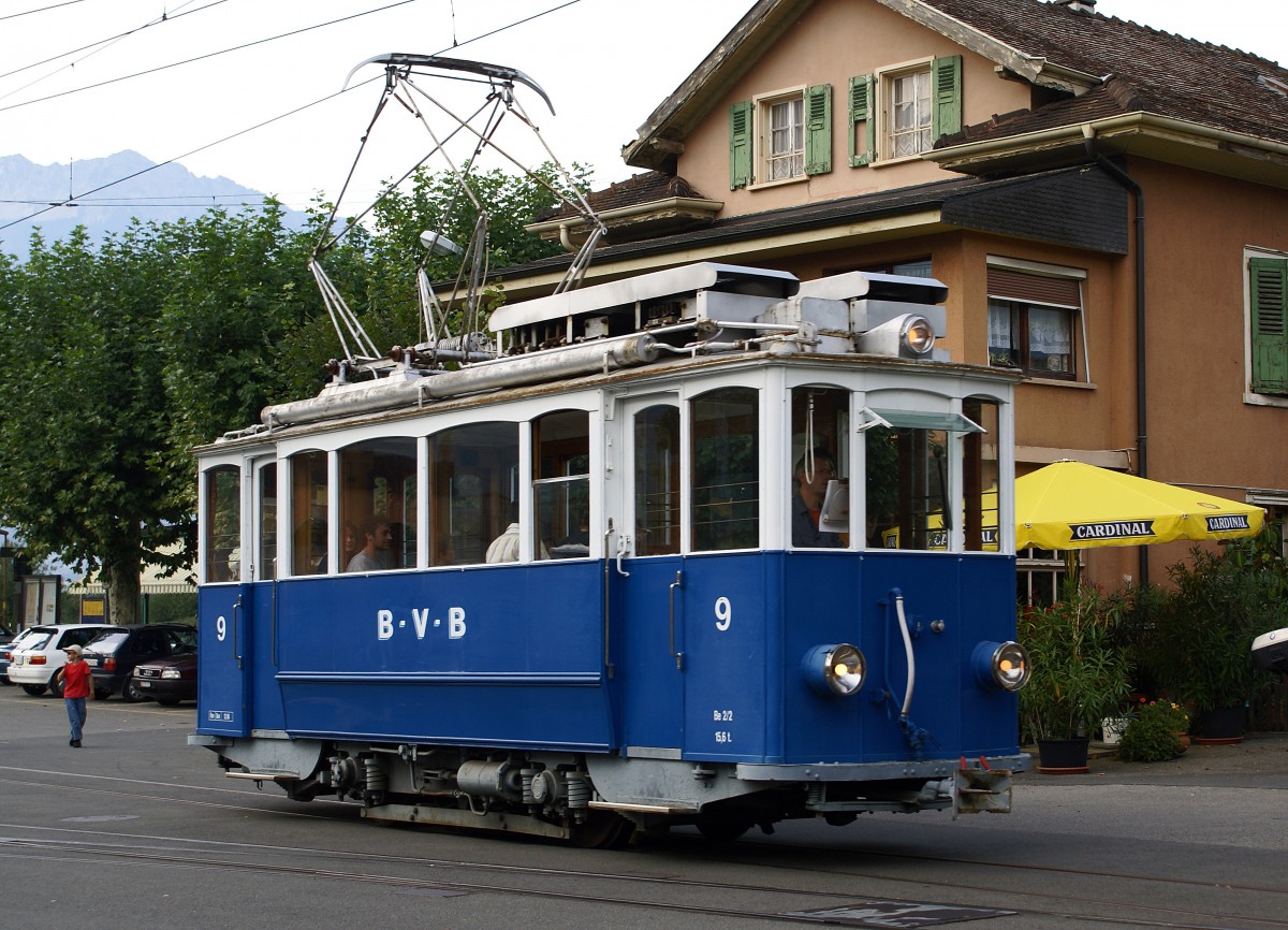 TPC/BVB: Erinnerung an den fr�heren bereits seit mehreren Jahren eingestellten Trambetrieb zwischen dem Bahnhof Bex und B�vieux. Be 2/2 9 (1915) auf dem Endhalt Bex am 30. September 2006. Beim Be 2/2 9 handelt es sich um den ehemaligen VBZ Be 2/2 1225 der zusammen mit dem baugleichen Be 2/2 8 (ex VBZ Ce 2/2 1148) bei der Strassenbahn Villars-Chesi�res im Betrieb stand. Dieser Strassenbahnbetrieb wurde am 30.9.1961 eingestellt. W�hrend der Be 2/2 9 in Villars und Gryon f�r Dienst- und Rangierfahrten hinterstellt wird, ging der Be 2/2 8 zur�ck nach Z�rich an den Tramverein.   
Foto: Walter Ruetsch