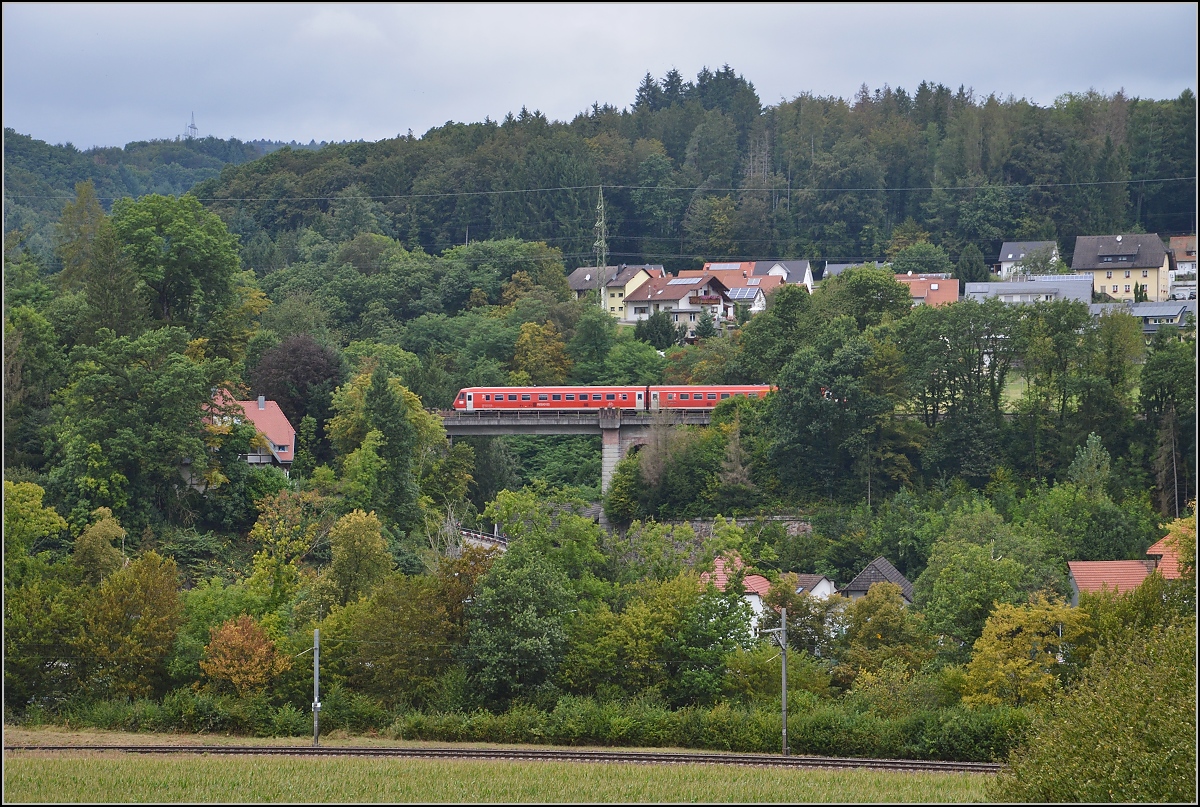 Traktionswandel am Hochrhein, der einzigen  Schweizer Dieselstrecke , die Schaffhausen mit Basel verbindet, sowie auch Rheinfelden AG, Stein-S�ckingen.

611 auf der Br�cke zwischen Hauenstein und Albert. August 2016. 