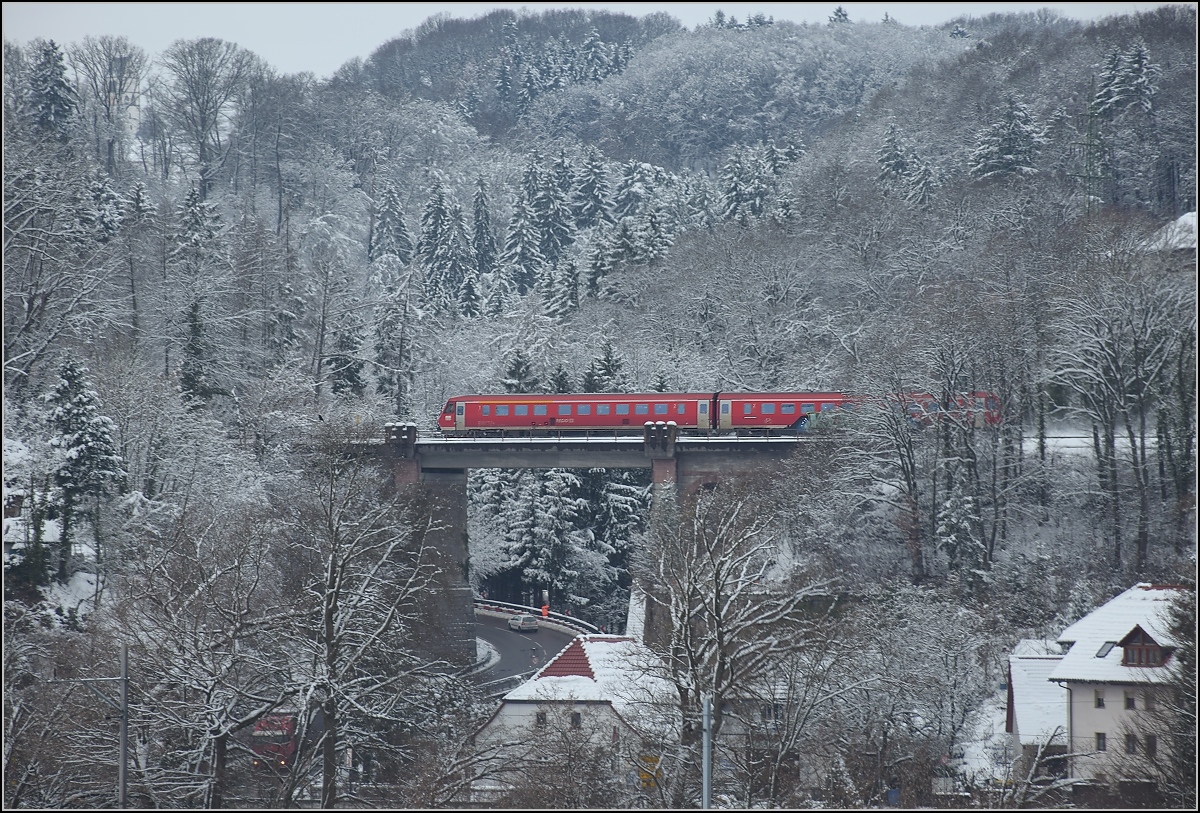Traktionswandel am Hochrhein, der einzigen  Schweizer Dieselstrecke , die Schaffhausen mit Basel verbindet, sowie auch Rheinfelden AG, Stein-S�ckingen.

611 auf der Br�cke zwischen Hauenstein und Albert. Januar 2016. 