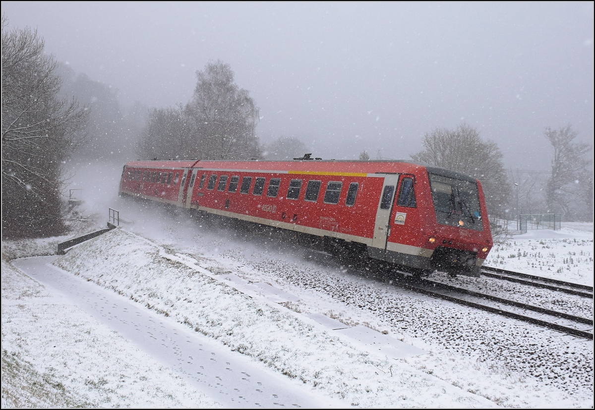 Traktionswandel am Hochrhein, der einzigen  Schweizer Dieselstrecke , die Schaffhausen mit Basel verbindet, sowie auch Rheinfelden AG, Stein-S�ckingen.

611 020 bei Beuggen zwischen den nahegelegenen Kraftwerken Schw�rstadt und Rheinfelden. M�rz 2018. 