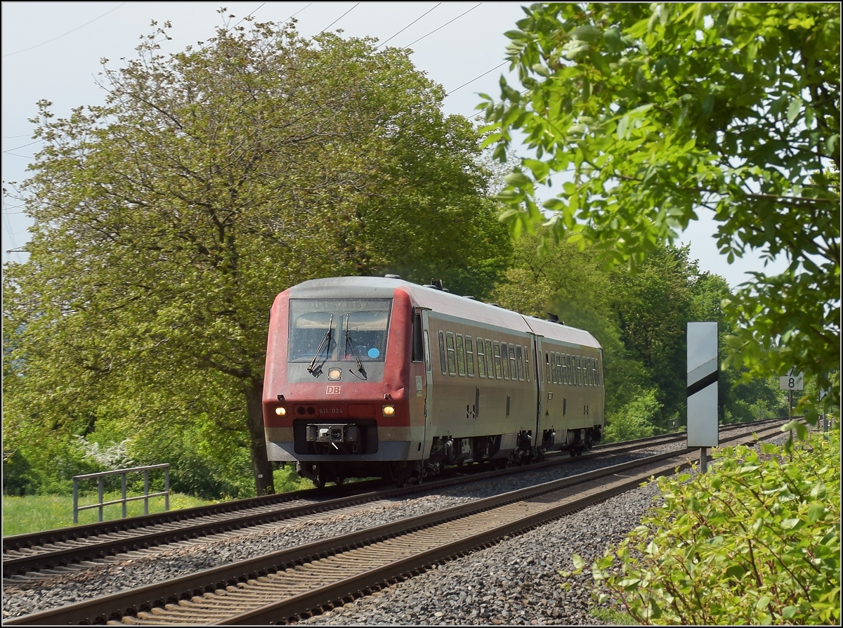 Traktionswandel am Hochrhein, der einzigen  Schweizer Dieselstrecke , die Schaffhausen mit Basel verbindet, sowie auch Rheinfelden AG, Stein-S�ckingen.

Der etwas verbeulte 611 024 am Bahn�bergang der B 34 beim Markhof nahe des Bahn�bergangs zur B 34. April 2018. 
