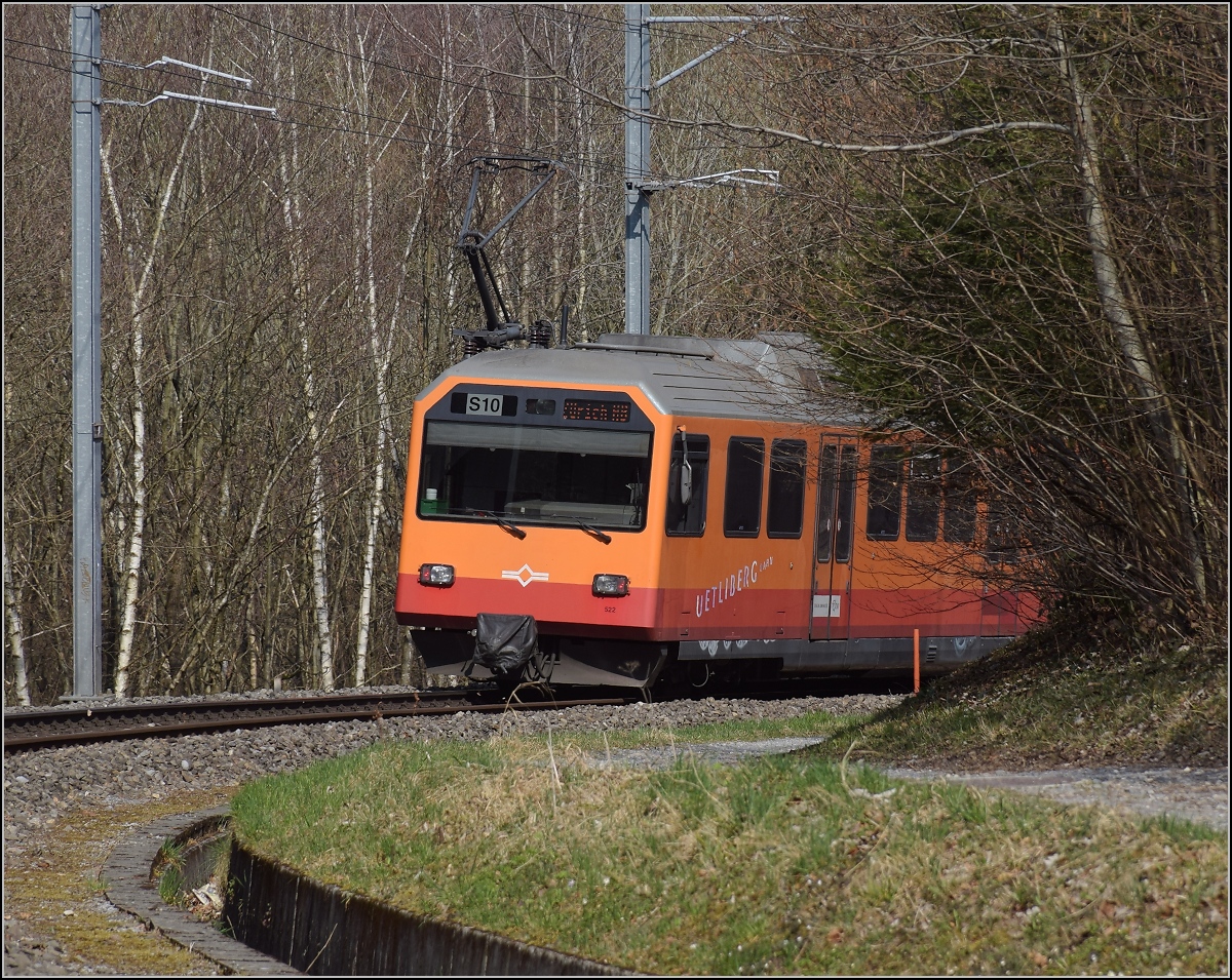 Triebwagen Be 556 522 hinten, ein Tiefeinstiegswagen und ein nicht bekannter Be 556 und vorne Be 556 527 verlassen Uitikon-Waldegg. März 2022. Zu Ostern sollen jetzt die letzten Planeinsätze der Gleichstromtriebwagen sein.