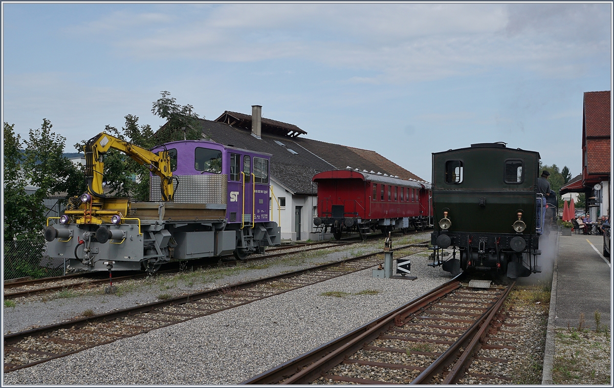 Trotz des bescheidenen Verkehrs auf der ST bilden die wenigen Fahrzeuge eine interessante Spannweite von der Nostalgie zur heutigen Zeit: ST Tm 232 596-7 (98 85 5232 596-7 CH-ST), dreiachsige Plattform Personenwagen und die E 3/3 N° 5 in Sursee. 
27. Aug 2017