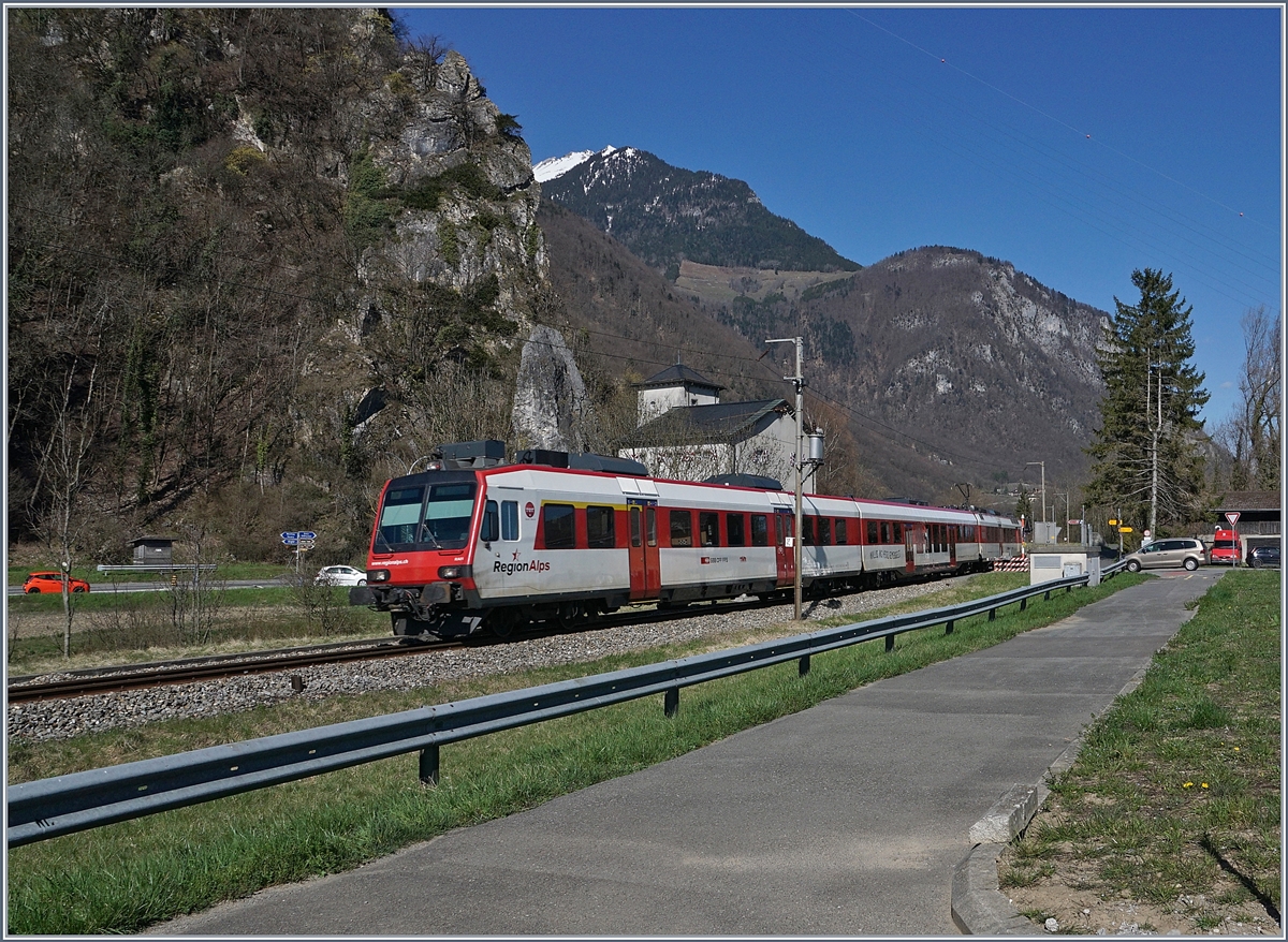 Überraschend schnell kommt zwischen Les Evouettes und Vouvry der Regionalzug 6115 von St Gingolph nach Brig angefahren.
4. April 2018