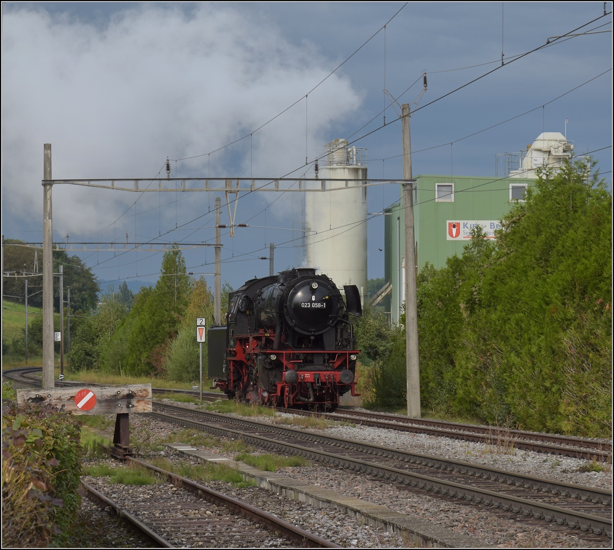 Uferdampffahrten mit Aushilfskraft 23 058.

Umsetzen für die Rückfahrt in Tägerwilen, September 2021.