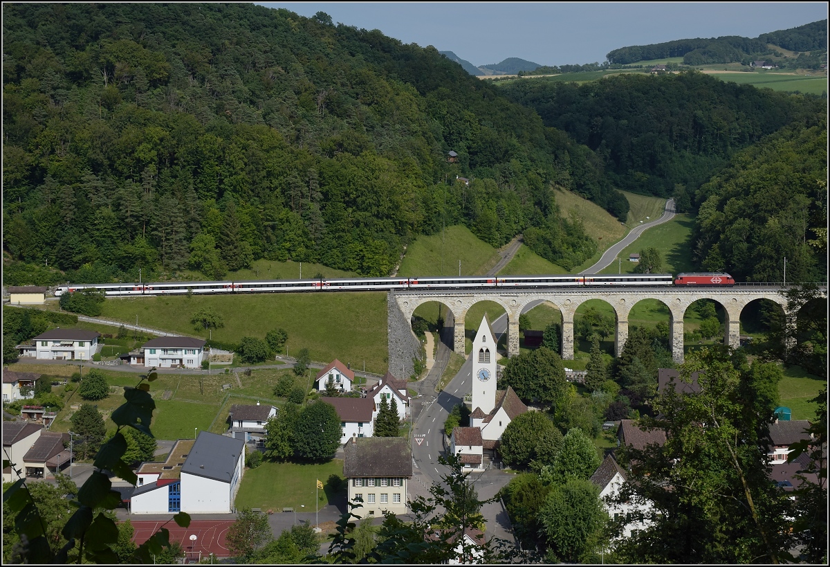 Umleiterverkehr auf dem L�ufelfingerli. Ein IC auf dem R�mlinger Viadukt, mit viel Gl�ck ist der so kurz, dass er sogar ins Bild passt. Juli 2018.