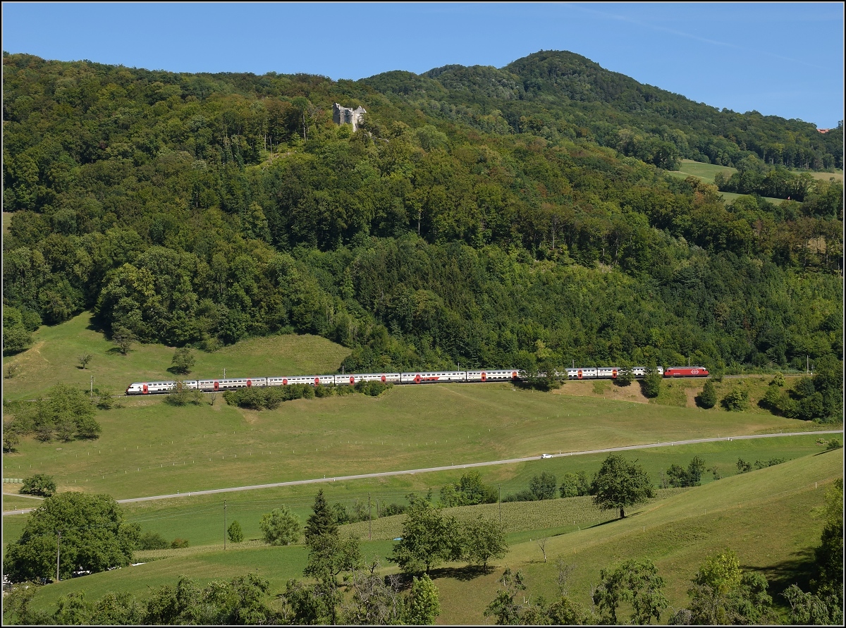 Umleiterverkehr auf dem L�ufelfingerli. Ein IC mit Bahn 2000-Dostos vor der Homburg und dem Wisenberg. Katzbach, August 2018.