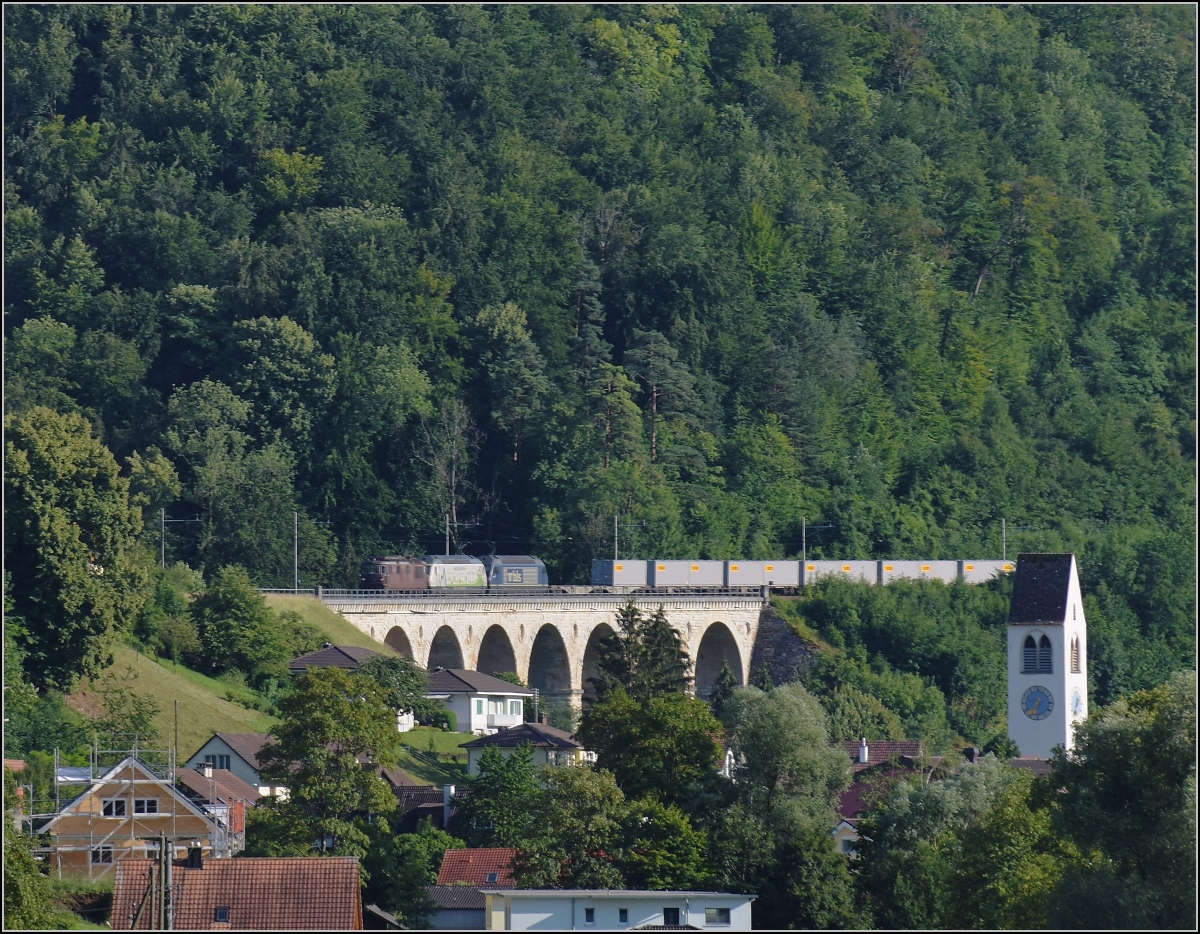 Umleiterverkehr auf dem L�ufelfingerli. Re 425 172, Re 465 008  Berggemeinden  und Re 465 010 f�hren einen l�ngeren G�terzug richtung Basel. R�mlingen, Juli 2018.