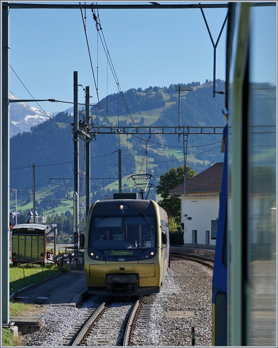 Unser Regionalzug Zweisimmen Montreux kreuzt in Gruben den  Lenker Pedel  Bt Be 4/4 Bt welcher im Zweistundentakt Lenk - Rougemont - Lenk fährt.
30. Sept. 2016