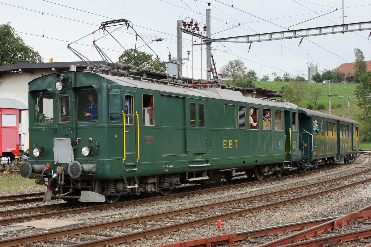 VHE/ Verein Historische Eisenbahn Emmental:
Anlässlich der Huttwiler Dampftage 2016 fand am 1. Oktober ein interessantes Triebwagentreffen statt.
Jungfernfahrt des frisch aufgearbeiteten ABDi 722 mit dem VHE BDe 2/4 240, ehemals EBT, auf der Museumsstrecke Sumiswald-Huttwil.
Foto: Walter Ruetsch