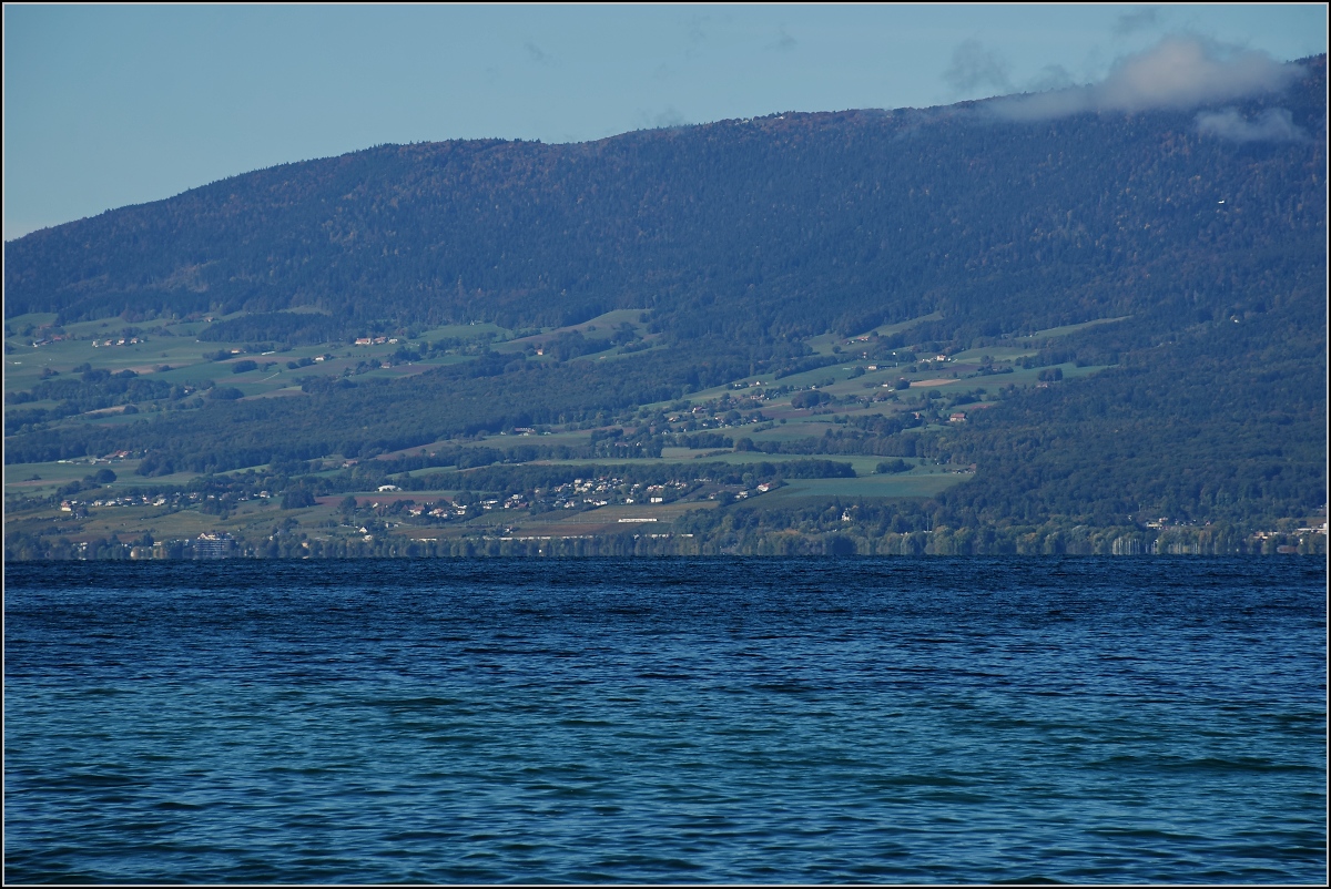 Viel Landschaft, wenig Zug am Jura. Ein Flirt bei St-Aubin auf der Juras�dfusslinie das Massiv um Le Soliat, auf dessen R�ckseite sich der Felsenzirkus Creux de Van befindet. Hier hat sich der Nebel schon aufgel�st. Oktober 2019. 