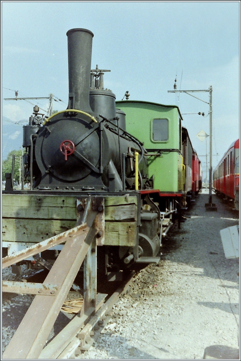 Von 1988 bis 1998 fuhren im Tourismus bzw. Museumsbahn Verkehr Reisezüge unter dem Namen Rive Bleue Express von Bouveret nach Evian und zurück. Leider habe ich von dem dafür im Einsatz stehenden  Tigerli  E 3/3 N° 2  HANSLI  nur dieses eine, eher schlechte Bild. Die Lok wurde von der SLM unter der Fabriknummer 795 im Jahre 1893 gebaut und war folglich bei der Aufnahme 100 Jahre alt. Die Lok wurde in der Folge von der ZMB (Zürcher Museumsbahn) übernommen und ist dort z.Z weiterhin im Einsatz.

April 1993