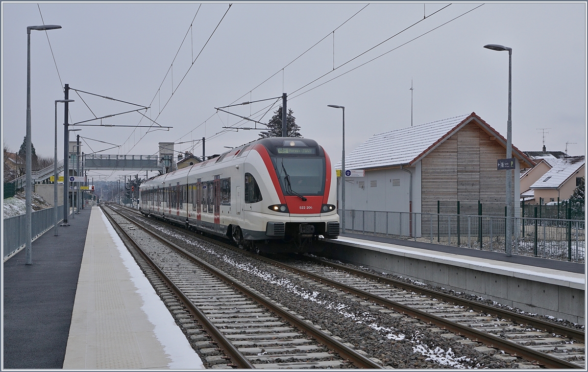 Von Delle kommend und nach Meroux fahrend verlässt der SBB RABe 522 206 als RE 18176 nach einem kurzen Halt den Bahnhof von Grandvillars.

11. Jan. 2019