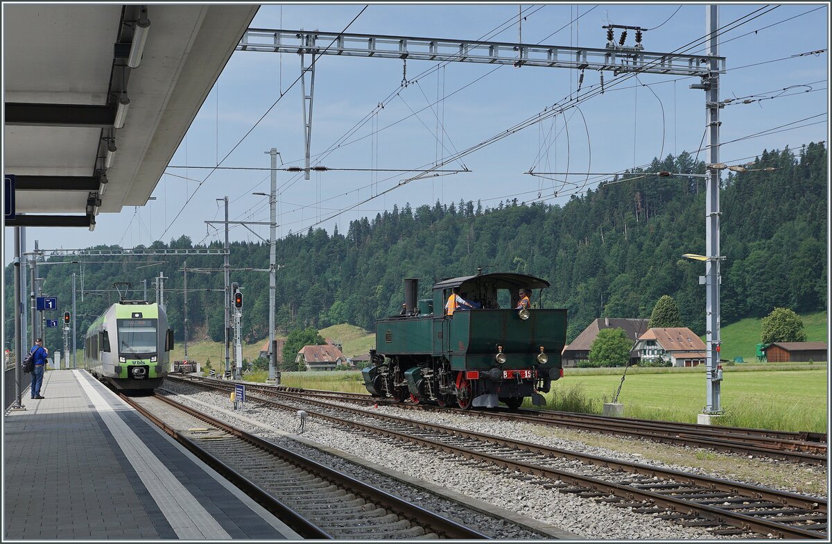 W�hrend bei den ersten SCB C4 181 - 186 (SBB Gruppe 67) resp. Ed 2x 2/2 7681 - 7686 das F�hrerhaus geschlossen war, wurde bei der zweiten Serie 187 - 196 dieses offen gelassen. Da die Lok jedoch oft mit dem Tender voraus unterwegs war, musste schon bald auch eine eine geschlossen R�ckwand angebracht werden. Die entfiel bei der Restaurierung der Lok, so dass sie sich im Ablieferungszustand zeigt, wie auf diesem Bild zu sehen ist. Die SCB C 4 196/ SBB Ed 2x 2/2 7696 (UIC 90 85 00 07 696-7) rangiert in Sumiswald Gr�nen. 14. Juni 2025 