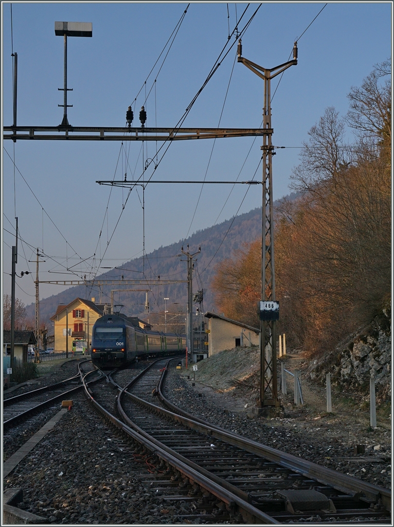 W�hrend man in den Alpen und im Schwarzwald bei n�tiger Streckenverl�ngerungen zur �berwindung von Steigungen Kehrtunnel baute, grif man im Jura hin und wieder auf die g�nstiger Variante von Spitzkehren zur�ck. Hier als Beispiel der Bahnhof Chambrelien an der Strecke Neuchatel - La Chaux de Fonds. Die BLS Re 465 001-6 ist mit ihrem RE La Chaux de Fonds - Bern in Chambrelien eingtroffen.
18. M�rz 2016