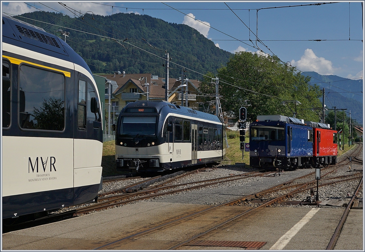 Während sich die mittlerweile dominierenden MVR SURF ABeh 2/6 in Blonay kreuzen, warten die  beiden  Klötzchen , der MOB Gem 2/2 2502 und der MVR HGem 2/2 2501 auf weitere Test zu ihrer Inbetriebnahme.
17. August 2016 