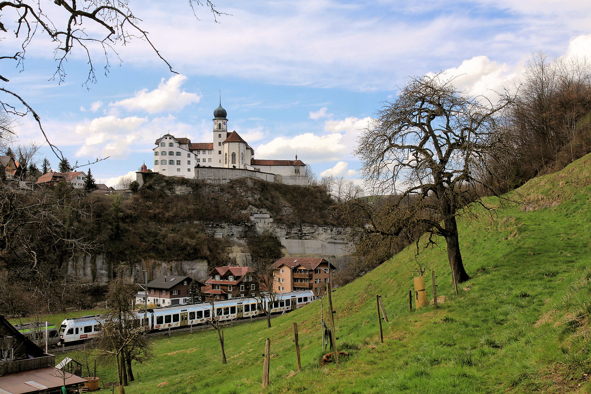 Werthenstein: BLS Lötschberger 115 mit Kambly-Werbung und Blick auf die Wallfahrtskirche aus dem 17.Jahrhundert. 25.März 2021 