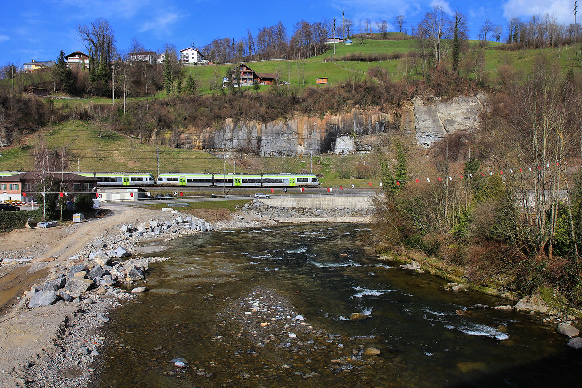 Werthenstein: Von der uralten gedeckten Holzbr�cke �ber die Kleine Emme aus gesehen ein S-Bahnzug mit BLS NINA (Nr. 007) und BLS L�tschberger. 