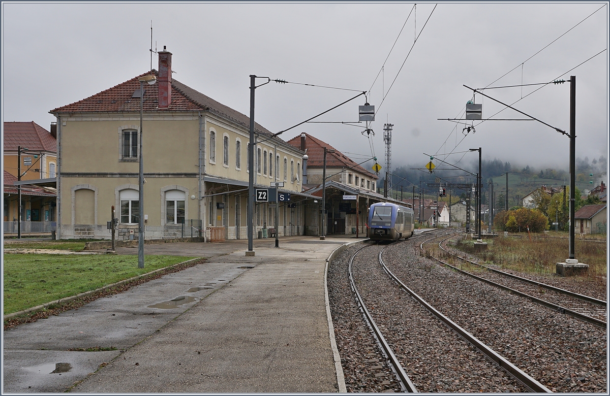Wie Für einen Grenzbahnhof üblich wurde Pontarlier mit der entsprechenden Infrastrukur erreichet, nun aber sind Gebäude und Gleisanlagen im Verhältnis zum sehr bescheidenen Verkehr viel zu gross.

29. Okt. 2019