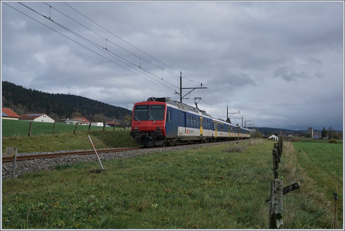 Wieder in der Schweiz: der RE 18121 hat die Grenze passiert und wird in Kürze Les Verrières erreichen. 

5. Nov. 2019