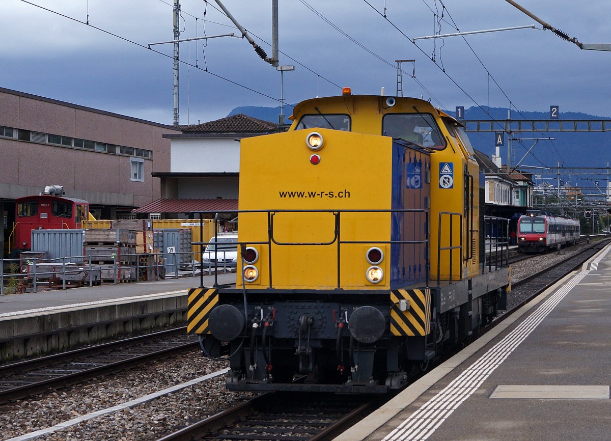WRS: Ex DDR V 100 (1971/1976) von Widmer Rail Services anl�sslich der Bahnhofsdurchfahrt Yverdon les Bains vom 16. Oktober 2014.
Foto: Walter Ruetsch