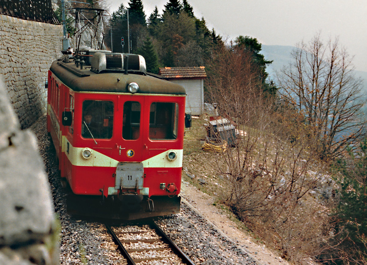 YSC: Der Be 2/4 11 zwischen Ste. Croix und Trois-Villes im März 1985. 
Foto: Walter Ruetsch 