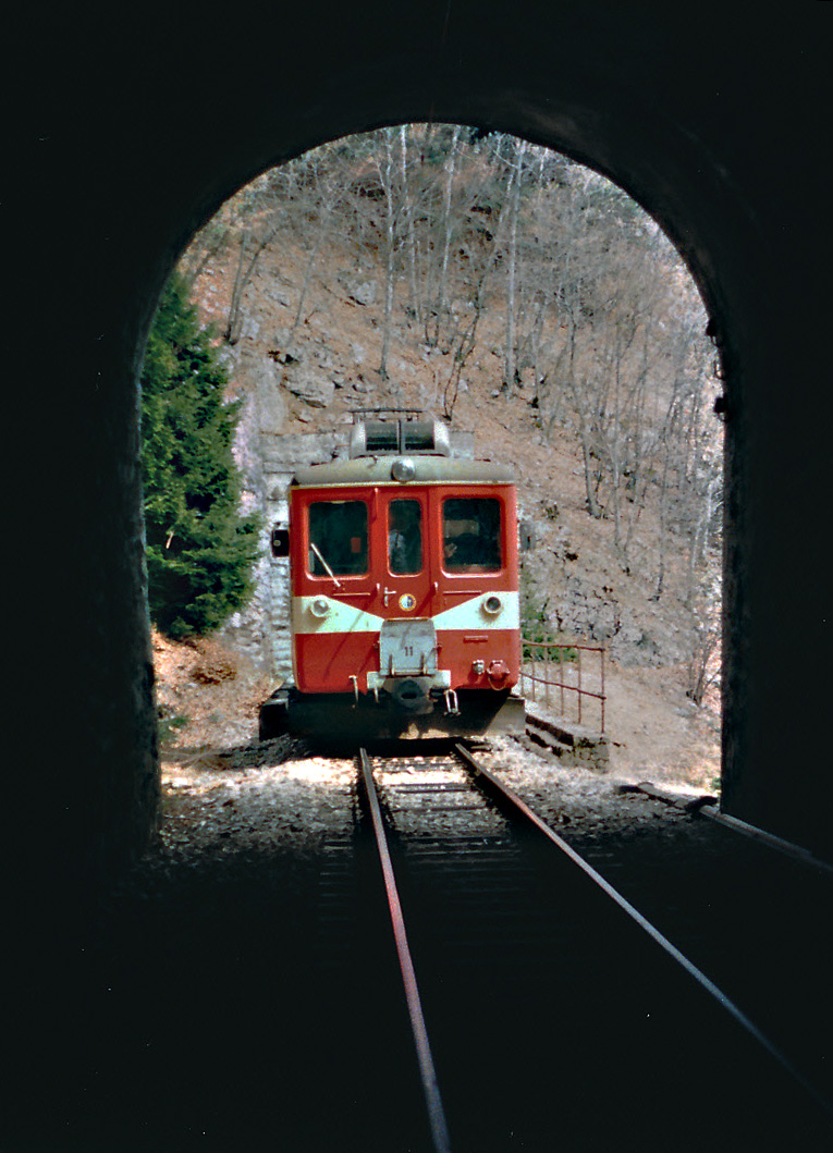 YSC: Der Be 2/4 11 zwischen Ste. Croix und Trois-Villes im März 1985. 
Foto: Walter Ruetsch 