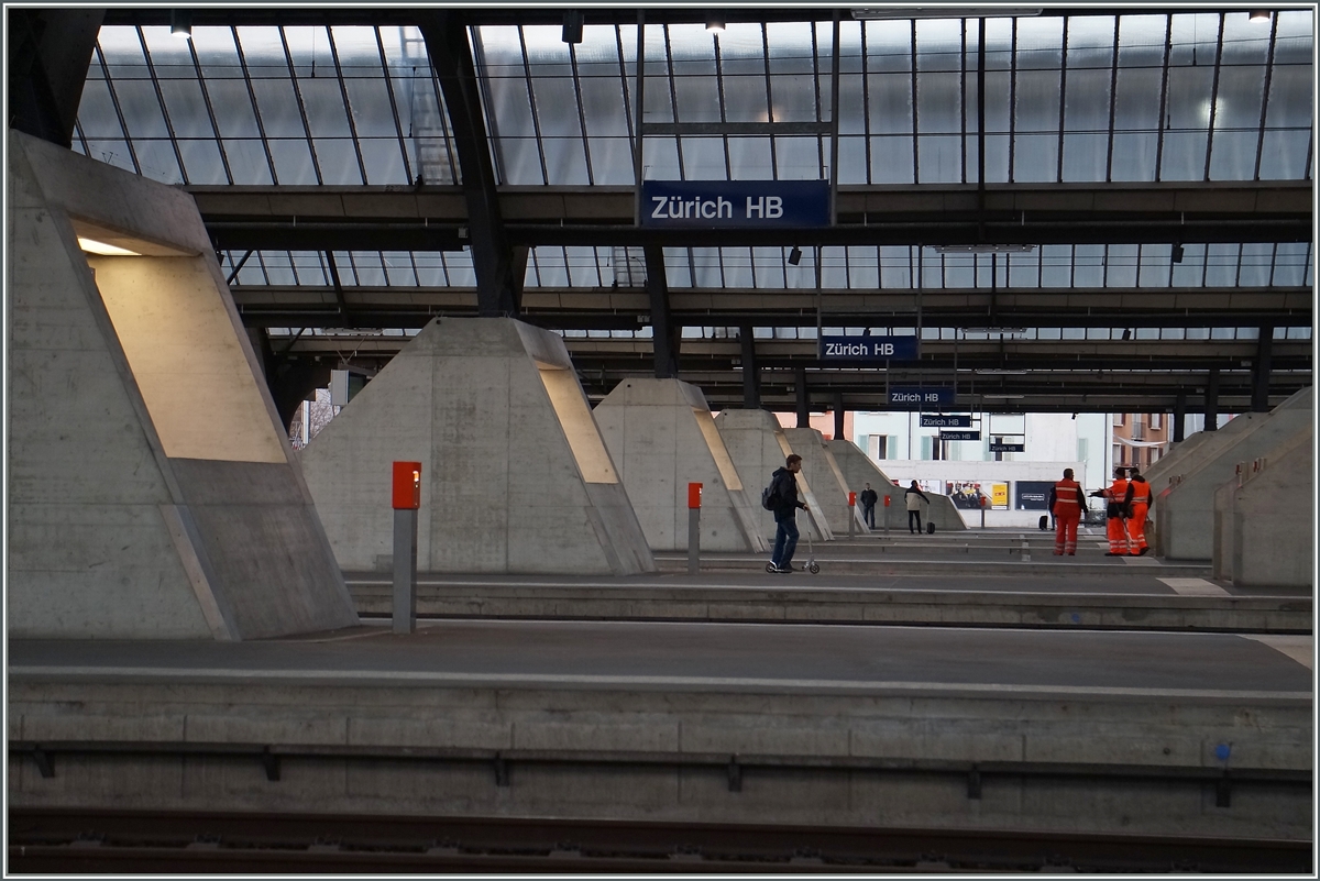 Zürich HB einmal anders - Ganz leer! Einmal pro Stunde für einen ganz kurzen Moment sind alle Züge ausgefahren, aber noch keine neuen Züge eingefahren.

1. Dezember 2015