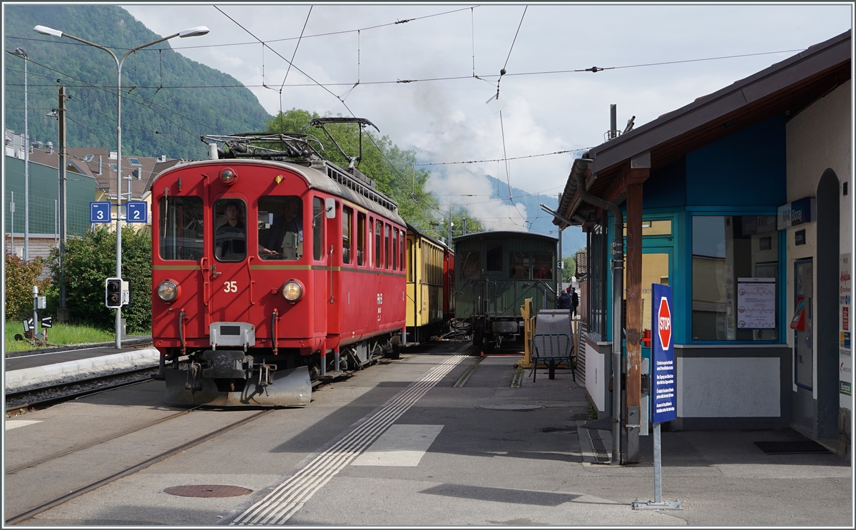Zum  Ausrutscher  auf dem Dach der Ge 2/2 161: Auch der RhB ABe 4/4 I 35 bei der Blonay-Chamby Bahn hat neben dem Scherenstromabnehmer einen Einholmstromabnehmer, welcher in der Regel auf Strecken ausserhalb der Blonay-Chamby Bahn benutzt wird, wie z. B bei den direkten Riviera Belle Epoque Zügen Chaulin - Vevey, wo dann im Blonay das Anlegen der Stromabnehmer gewechselt wird. Wahrscheinlich sind die Einholmstromabnehmer betriebssicherer, was auch den Aufwand zum Stromabnehmerwechsel des Ge2/2 161 erklären dürfte. 

In Blonay steht der RhB ABe 4/4 35 mit dem Riviera Belle Epoque Express nach Vevey zur Abfahrt bereit.

5. Juni 2017
