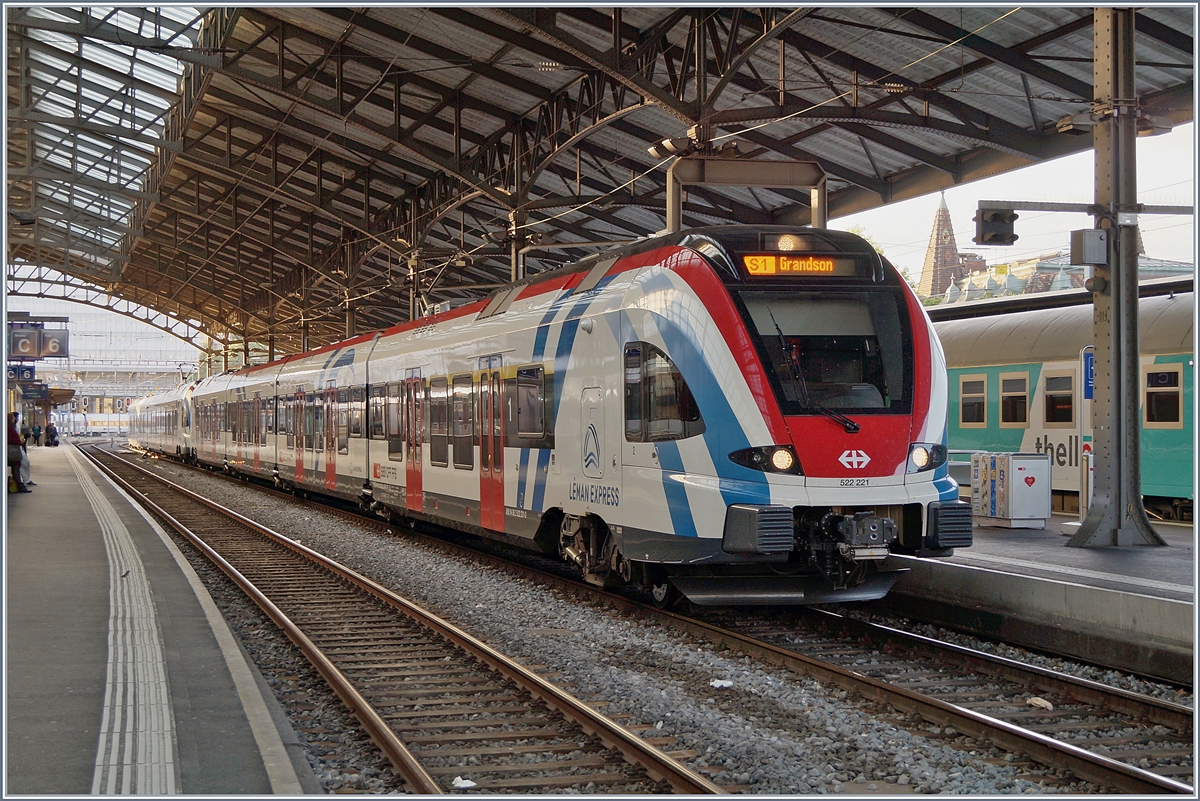 Zwei in Leaman Express Farben gestaltete SBB RABe 522 warten in Lausanne als S1 au die Abfahrt nach Grandson.
1. Juni 2018