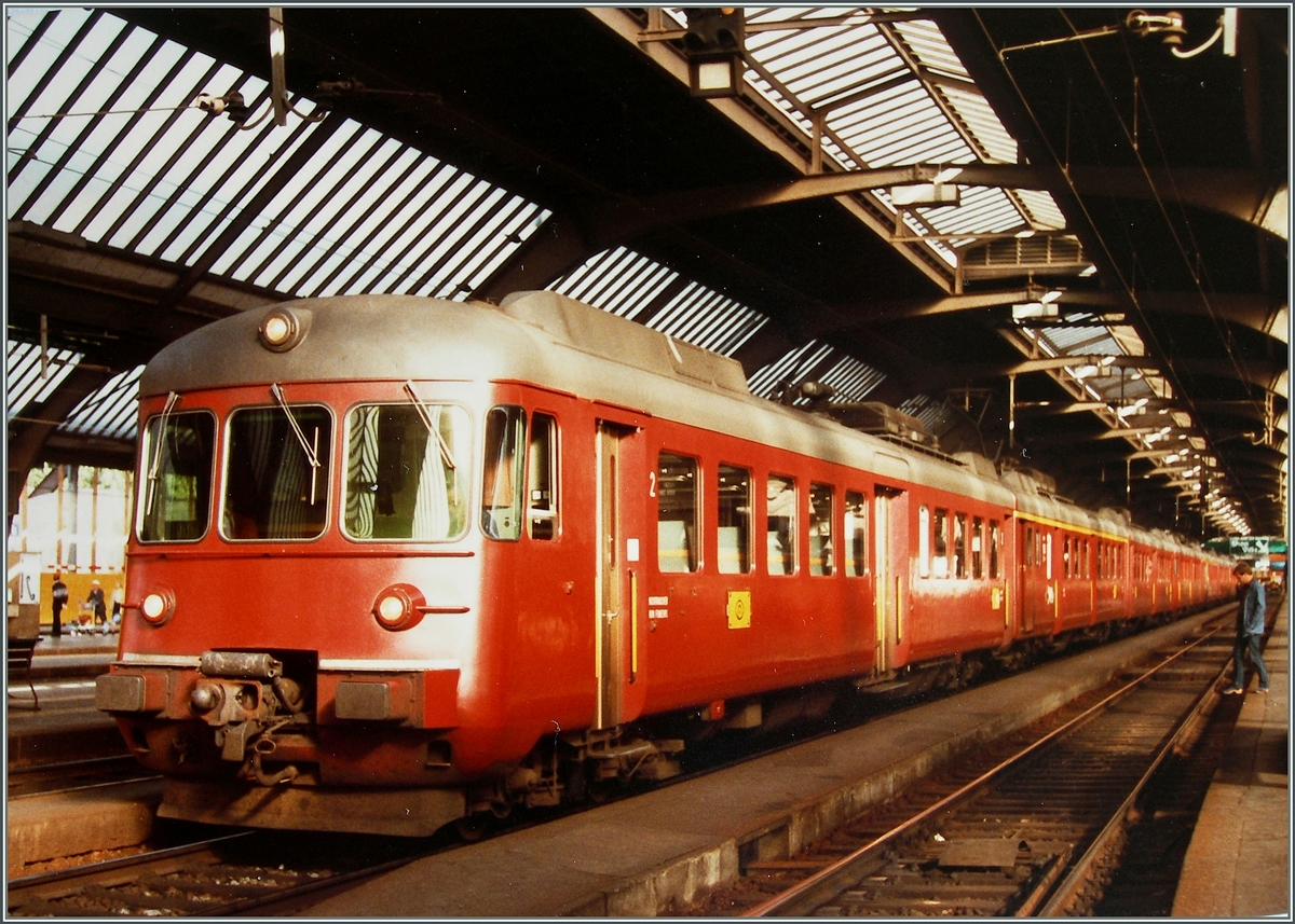 Zwei RABDe 12/12 warten in Zürich HB auf die Abfahrt Richgung Rapperswil.
10. Sept. 1984