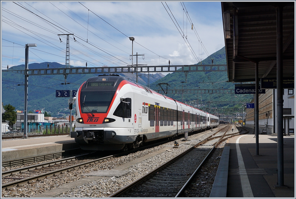 Zwei TILO RABe 524 verlassen als S20 Cadenazzo Richtung Locarno.
20. Mai 2017