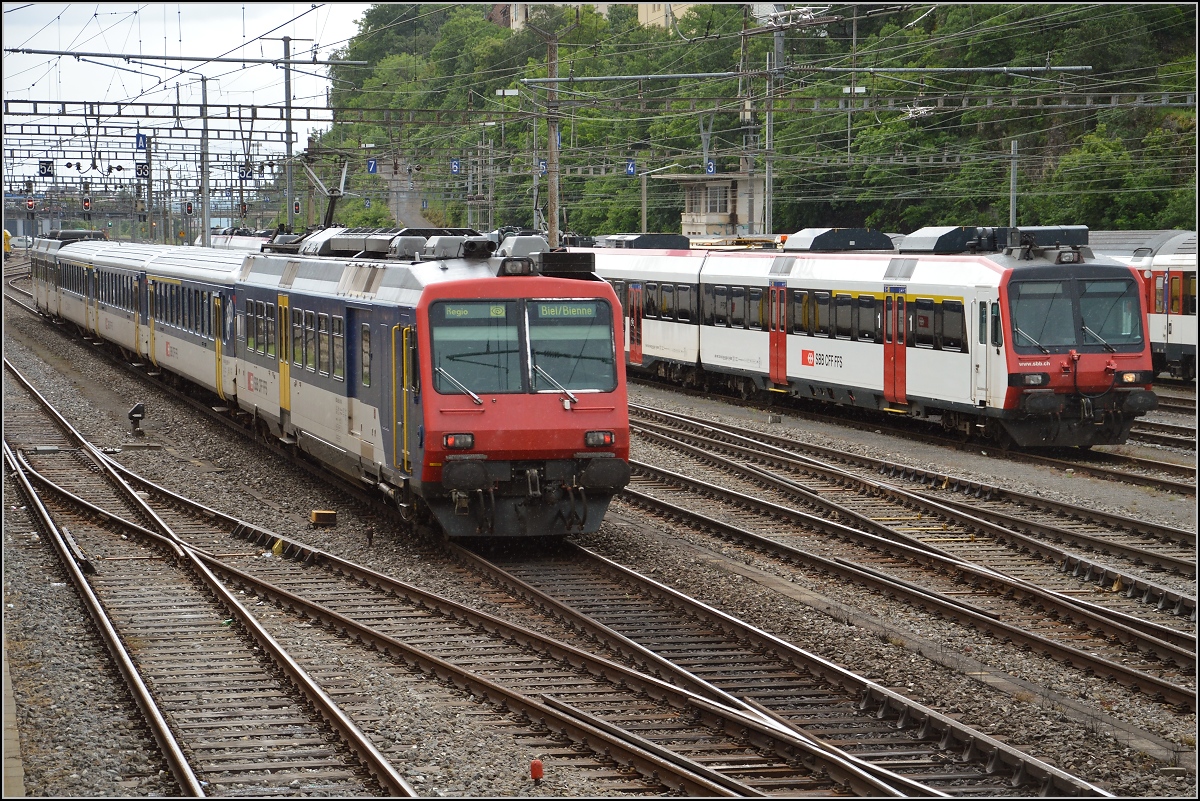 Zweisystem-NPZ 562 001-8 f�r den Frankreichverkehr in Neuenburg, daneben ein parkender Domino. Juni 2016.