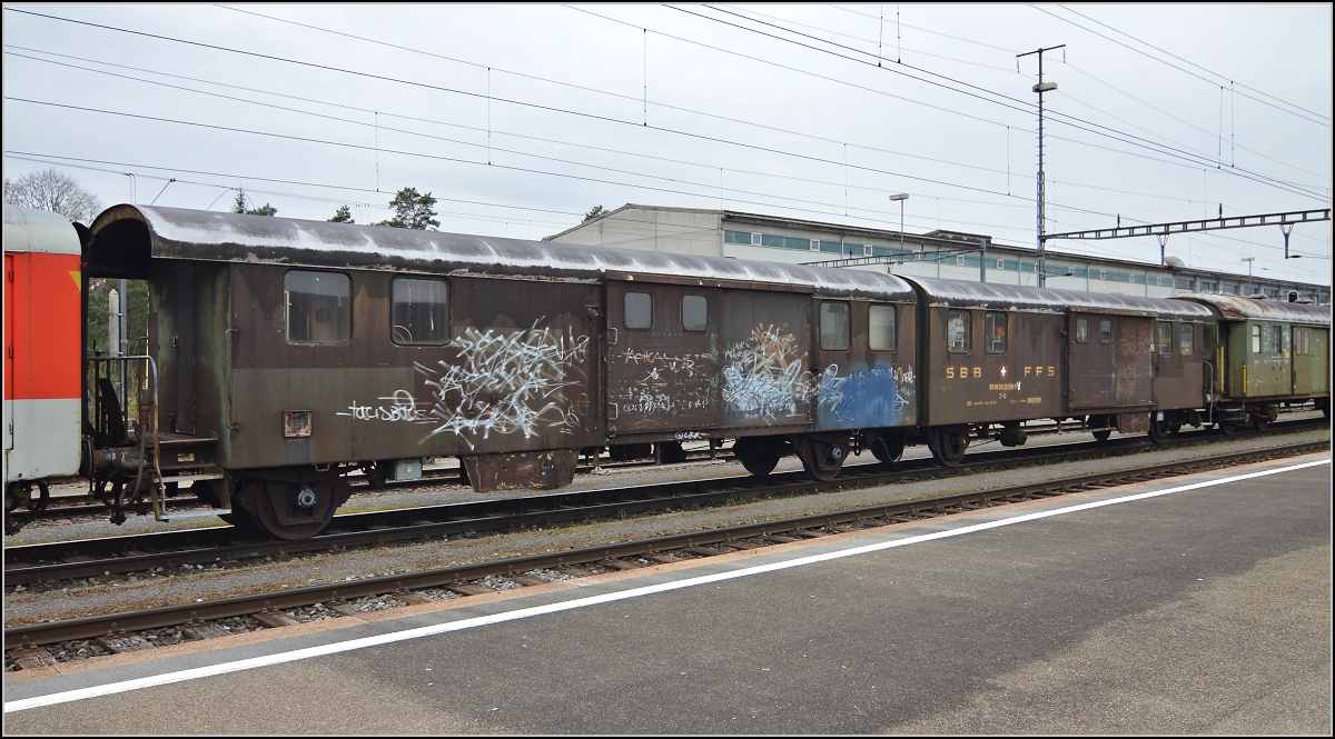 Zwillingspaar Gep�ckw�gen D2-D2 der SBB (50 85 93-33 008-9). Sieht aus, als entstamme er der Zeit, als die Ganoven noch ungest�rt Z�ge �berfallen haben... Sulgen, 2014.